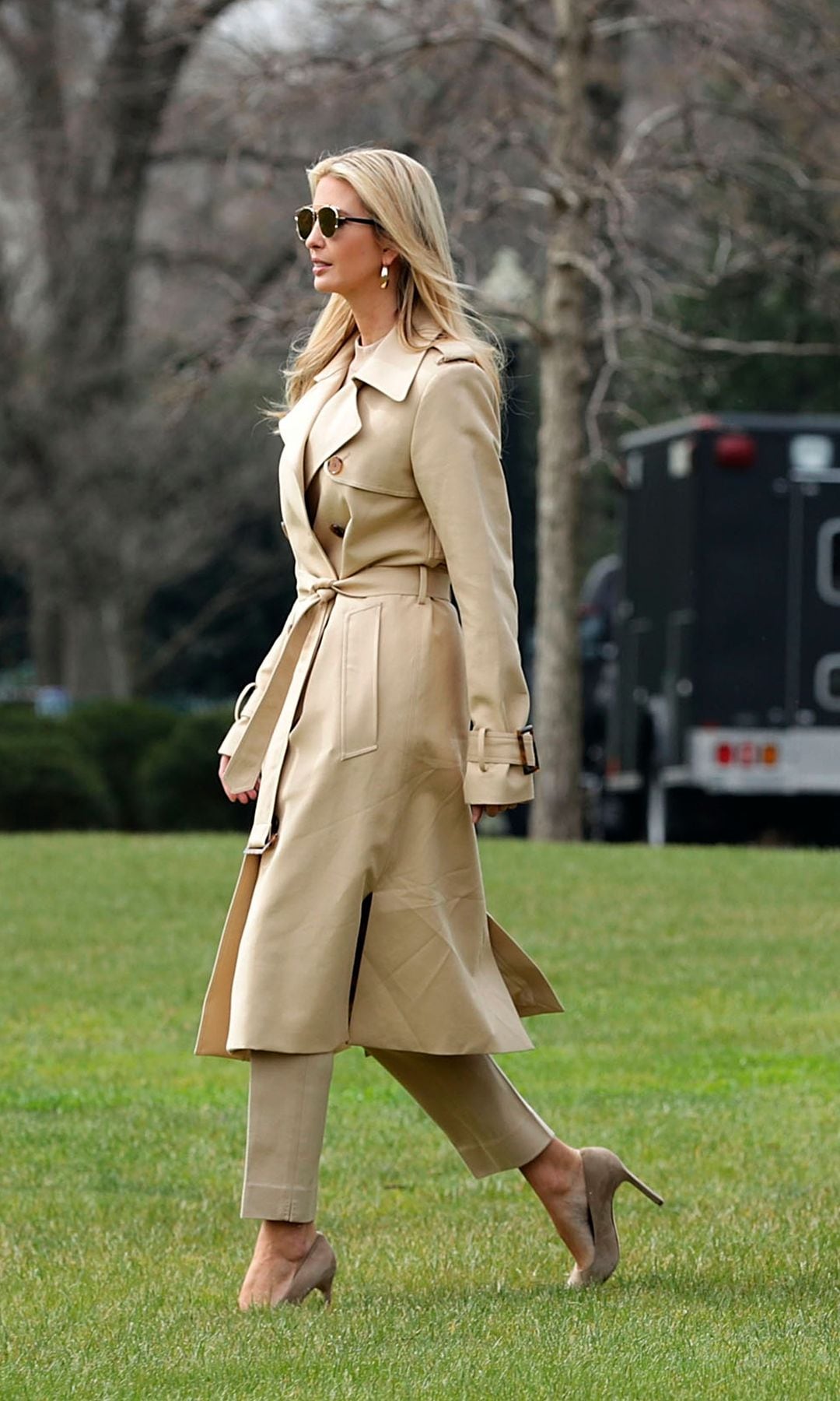 Ivanka Trump con gabardina