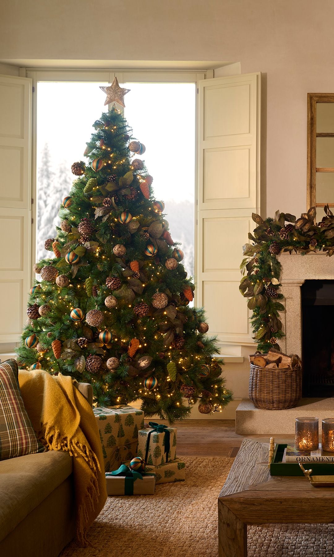 Salón con chimenea decorada de Navidad y árbol de Navidad