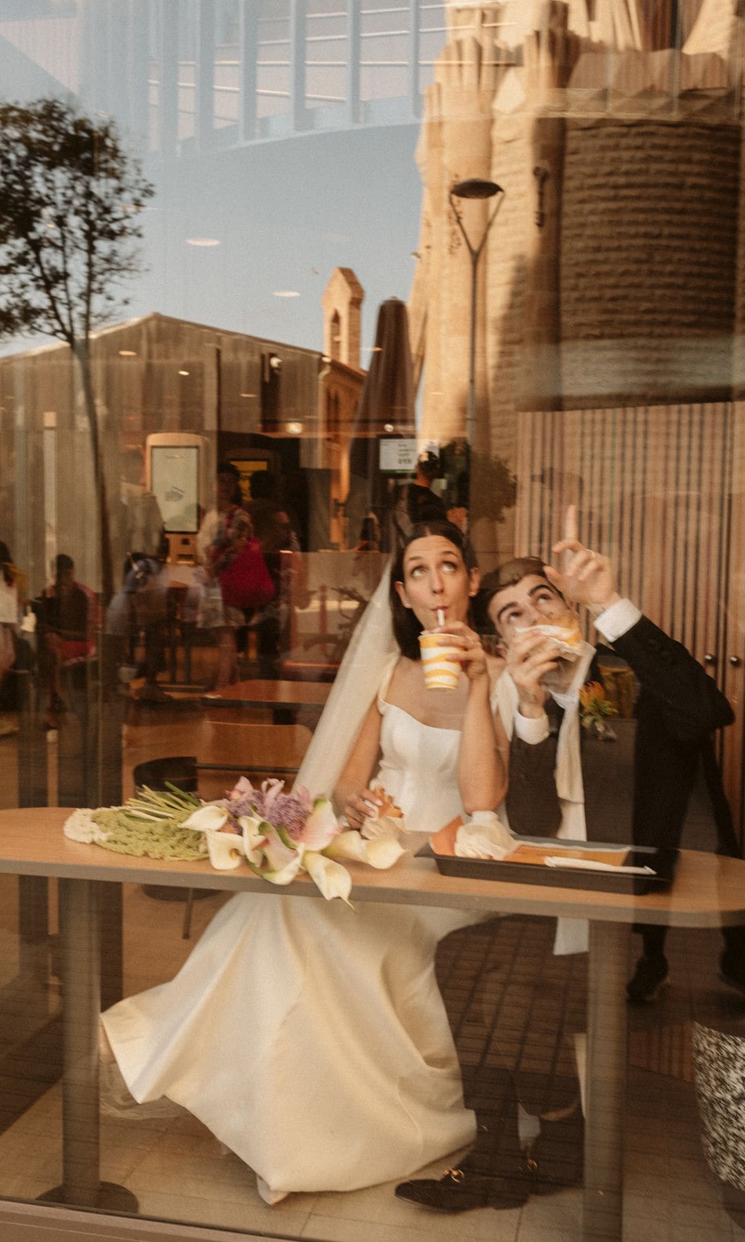 Ambar el día de su boda con vestido de Ramón Herrerías