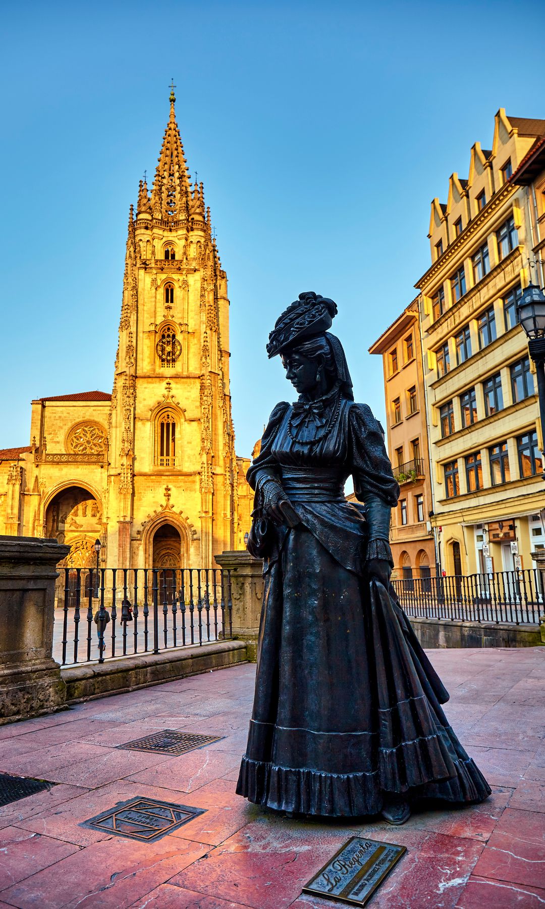 Famosa estatua de la Regenta y al fondo Catedral de Oviedo, Asturias