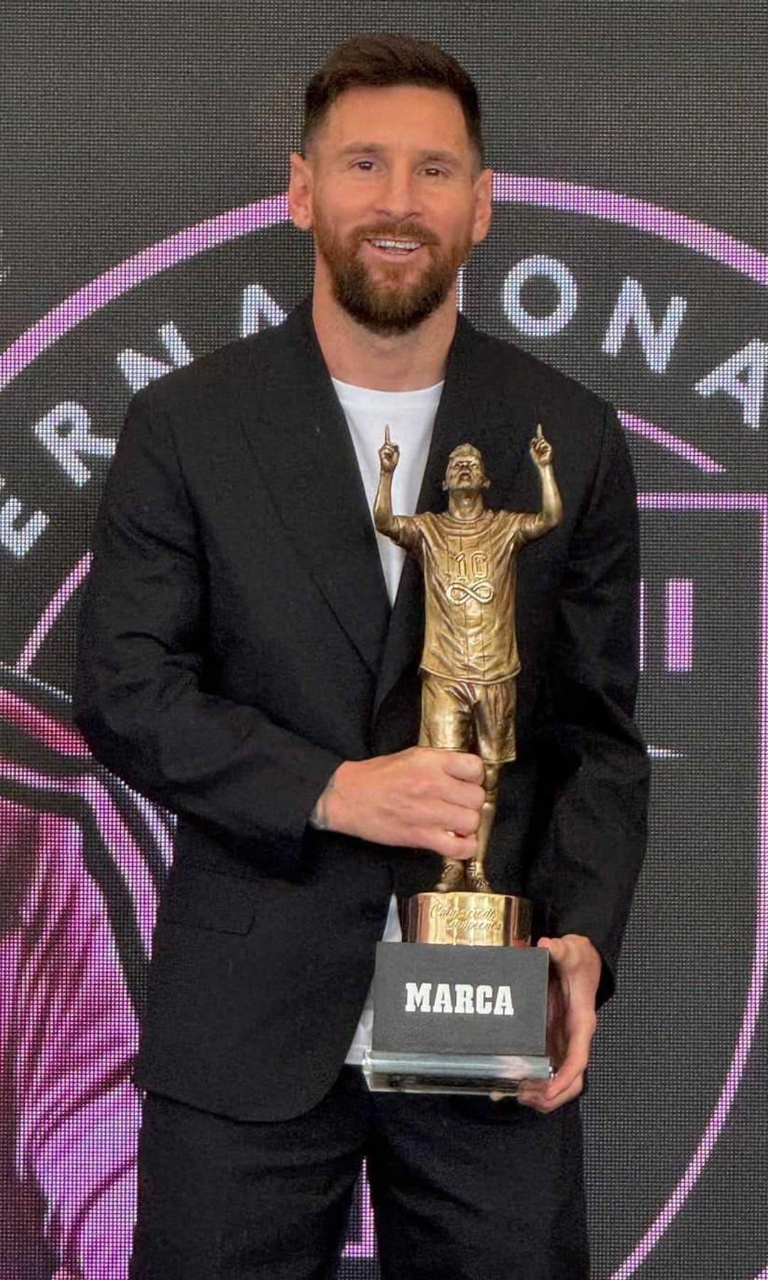 Lionel Messi con su trofeo, el cual le fue otorgado en un evento en el Chase Stadium