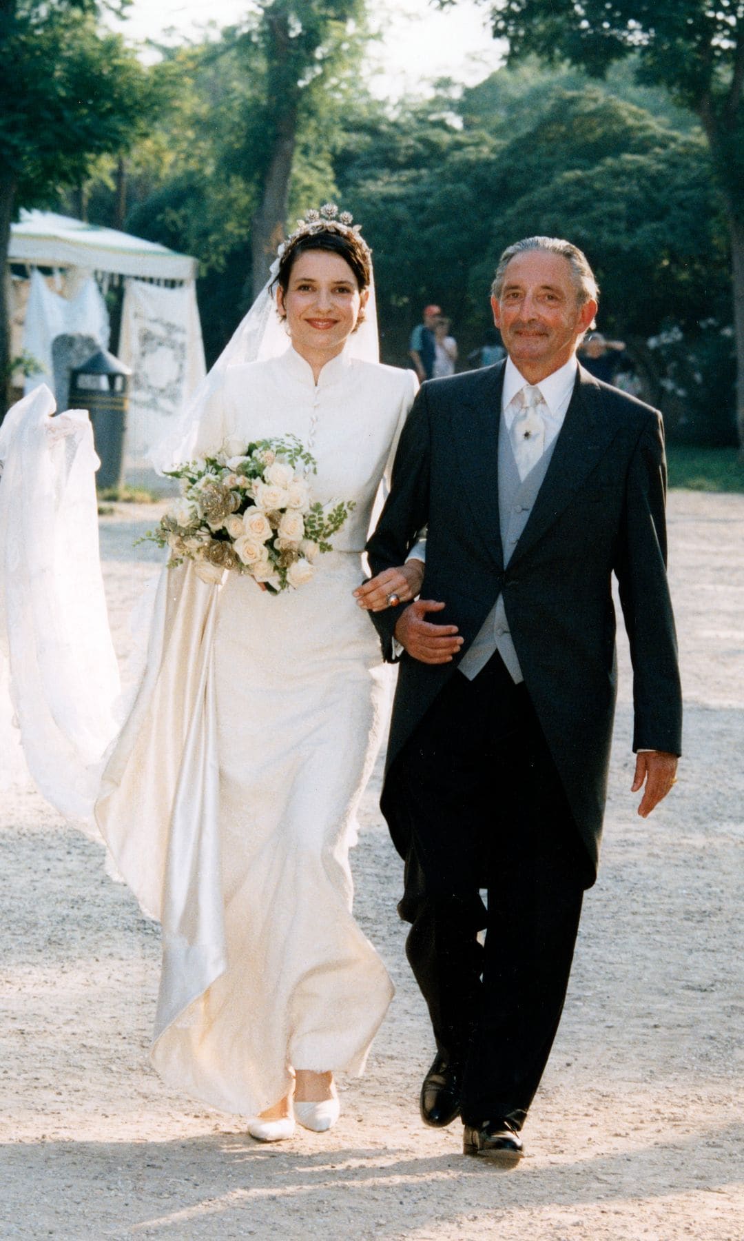 Miguel de Grecia con su hija, la princesa Alexandra, en su boda con Nicolas Mirzayantz en Torcello, Italia, en junio de 1998