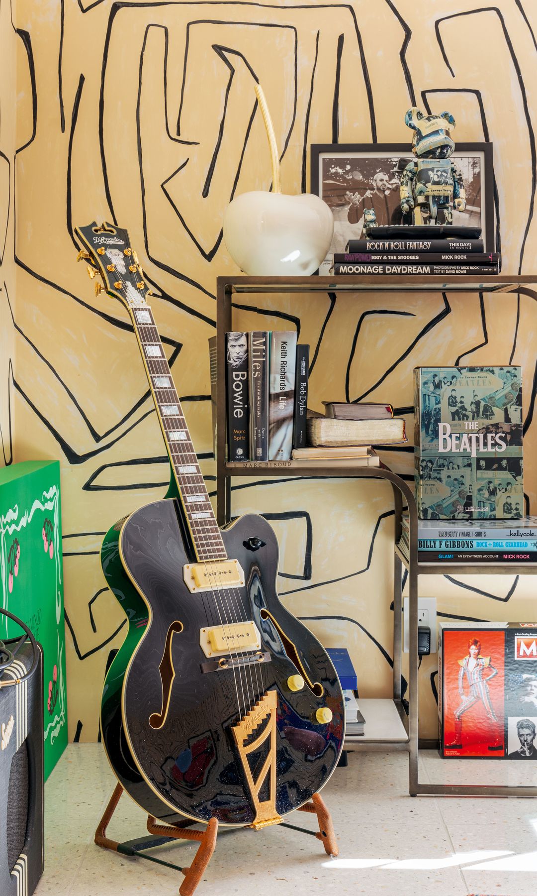 Uno de los rincones decorado con una guitarra eléctrica.