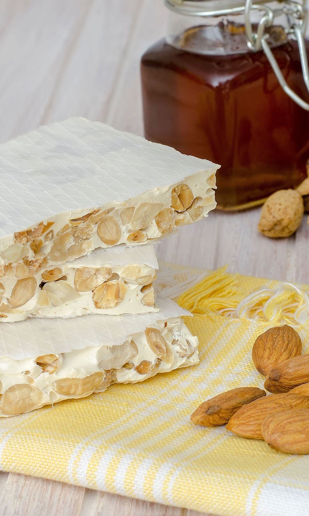 Turrón de almendras de Alicante, un dulce típico de Navidad