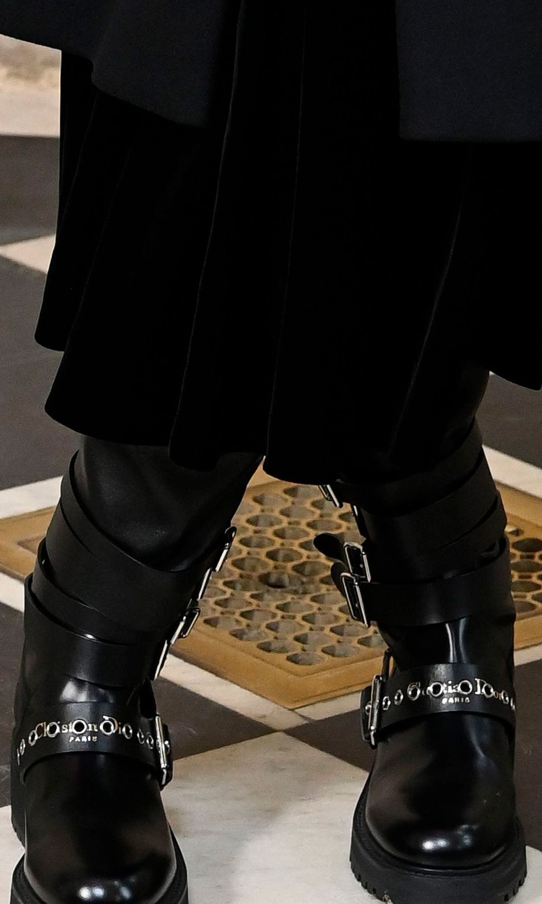 Victoria de Marichalar en el desfile de Dior: detalle botas