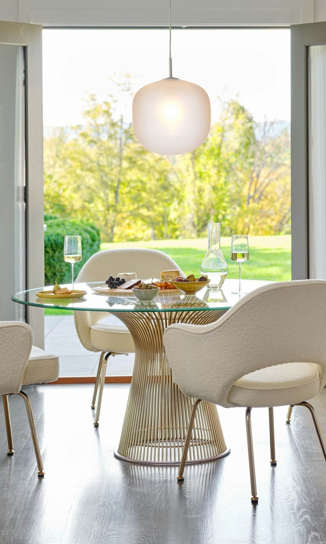 Comedor con mesa redonda con sobre de cristal y estructura metálica 