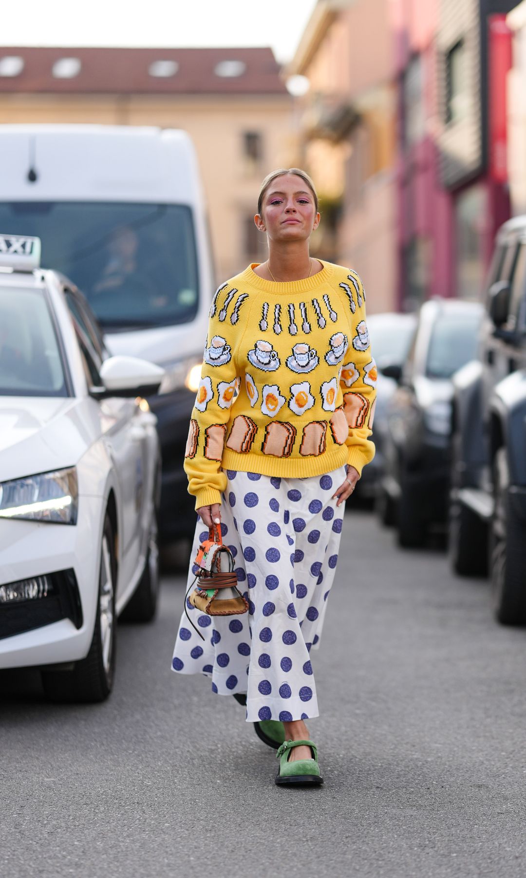 falda de lunares y jersey estampado