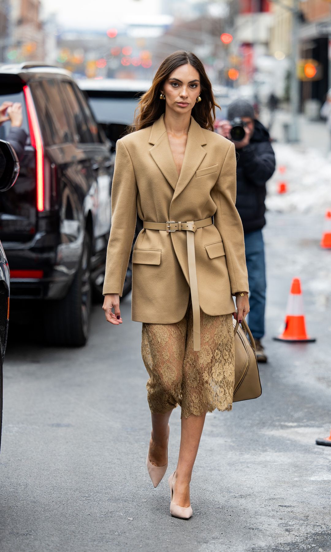 gabardina con falda de encaje