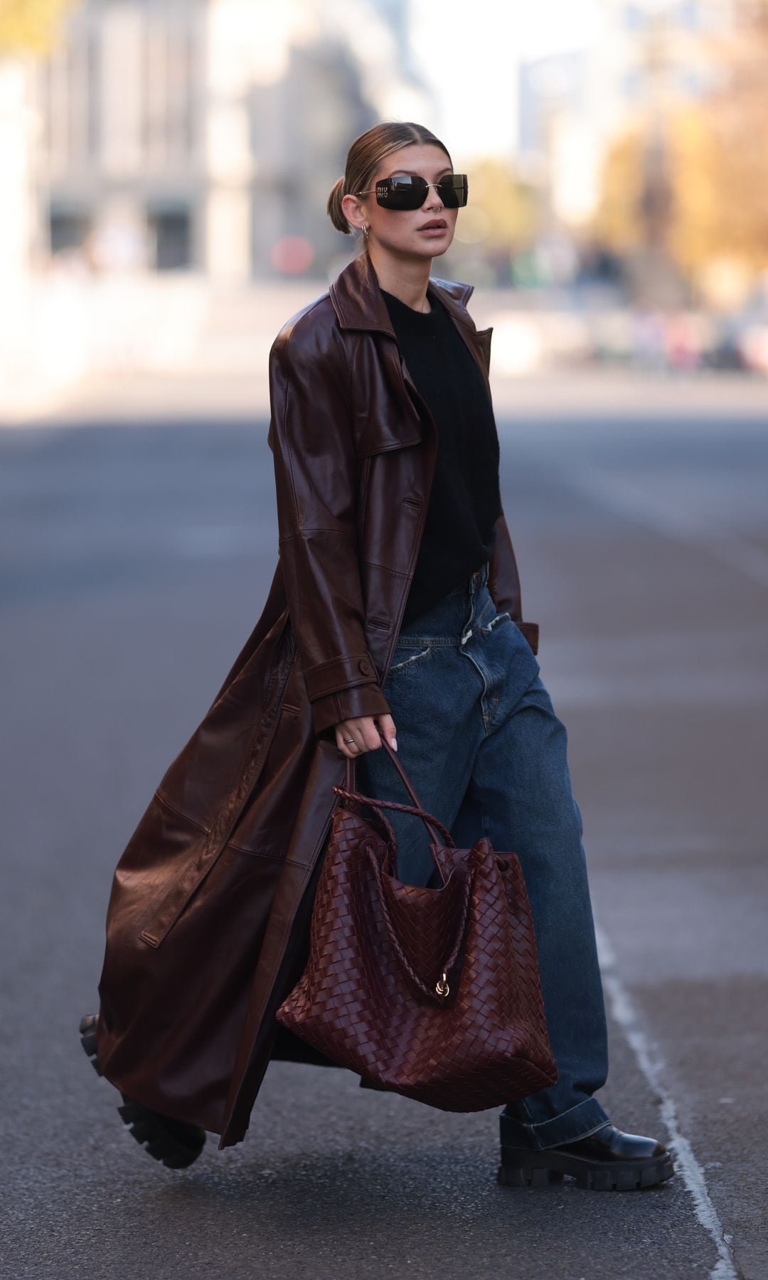 botas militares con vaqueros y gabardina granate con bolso a conjunto