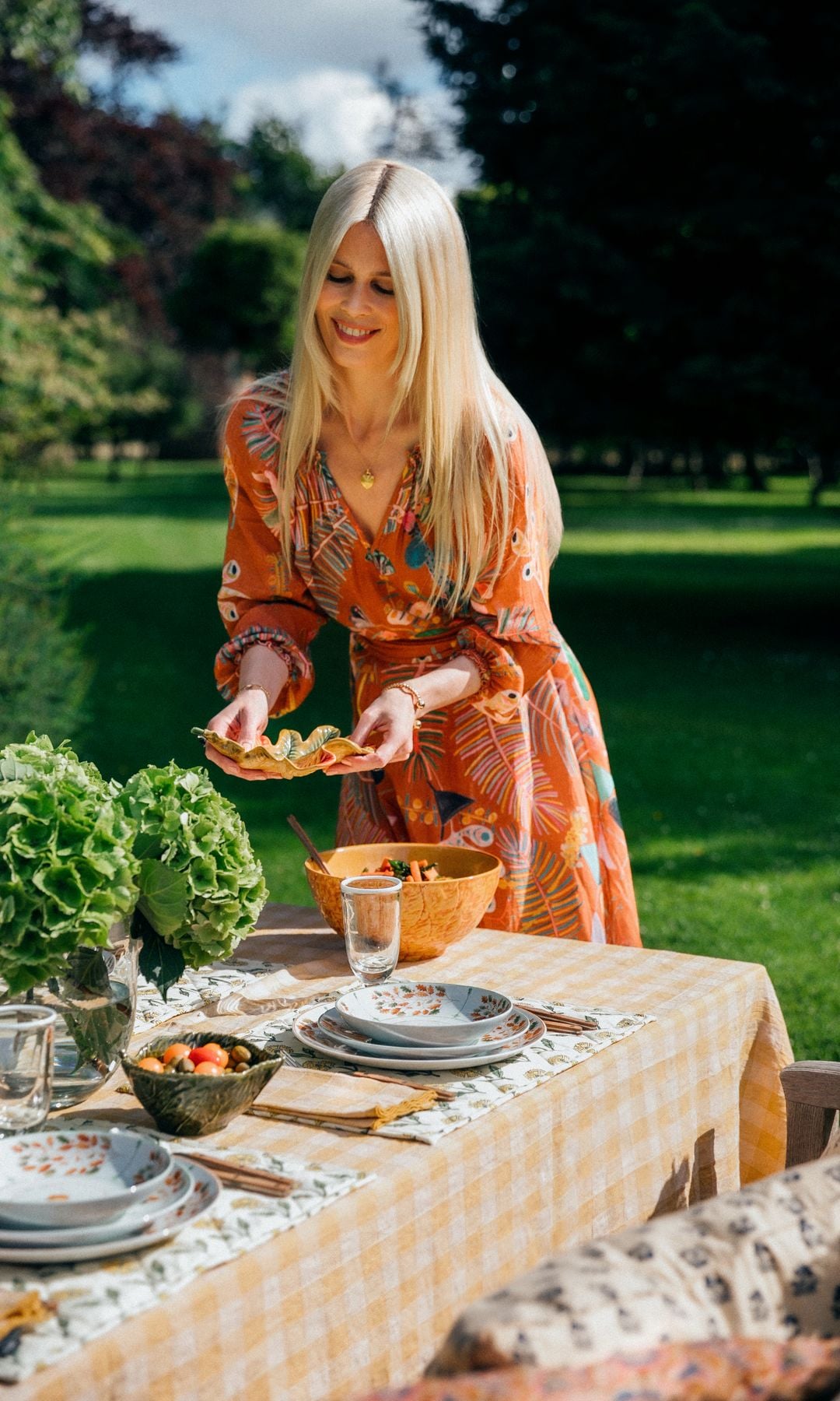 Claudia Schiffer prepares the table in the garden