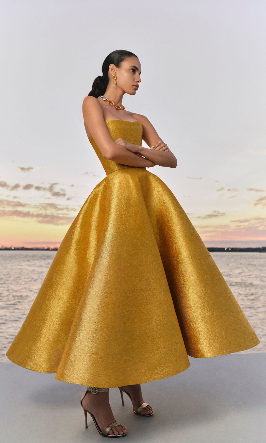 Vestido dorado de Oscar de la Renta Primavera/Verano 2025