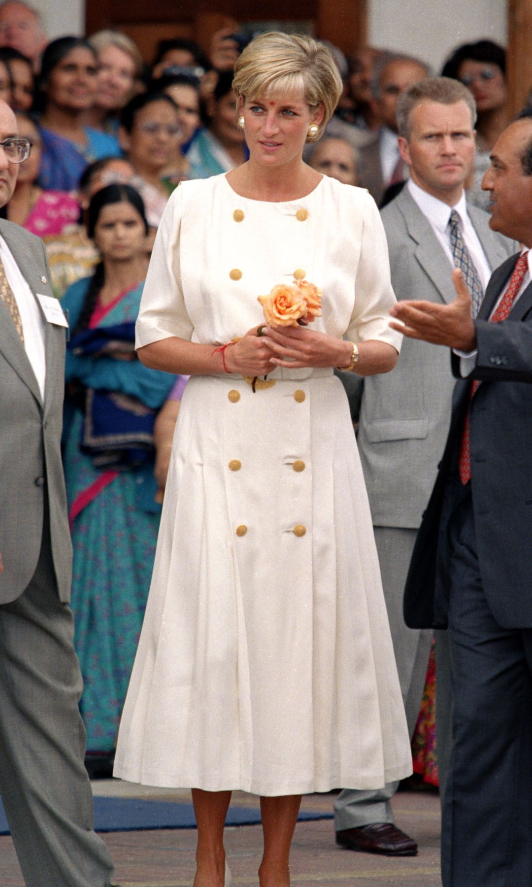 Diana de Gales con vestido blanco en Londres