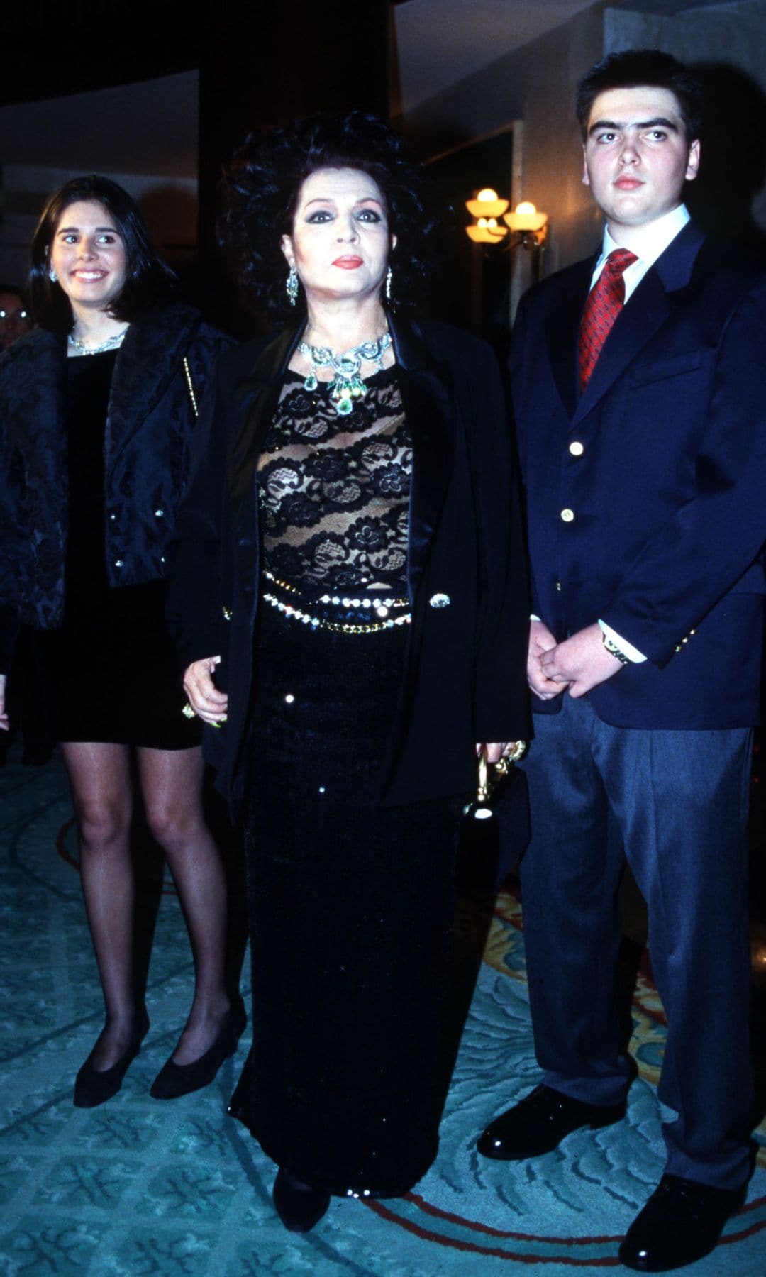 Sara Montiel junto a sus dos hijos, Thais y Zeus, en 1998