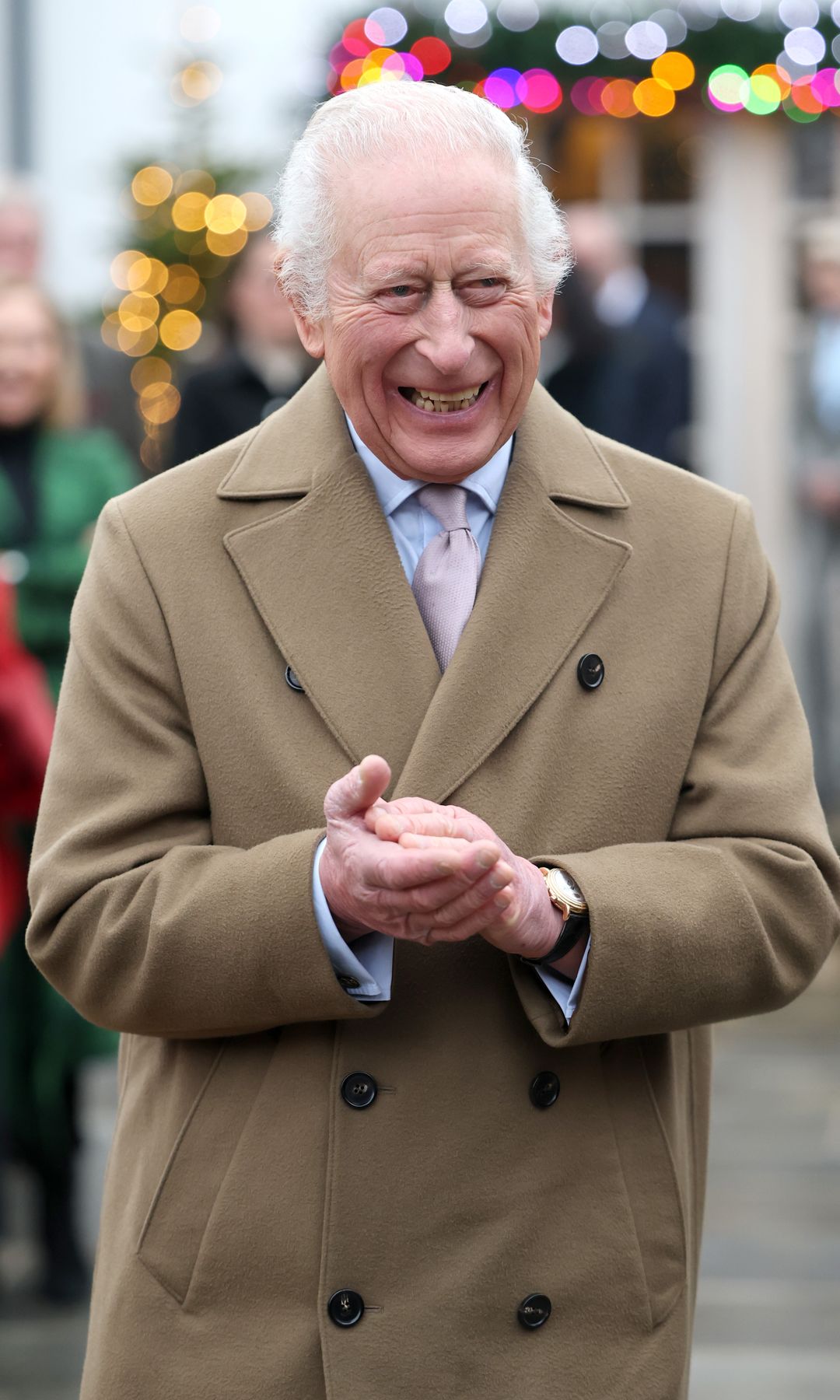 Carlos III en un evento navideño de su fundación en Tetbury, en diciembre de 2024