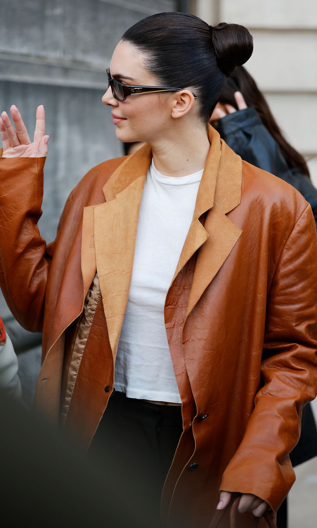 Kendall Jenner en Paris Fashion Week con pantalón negro y americana