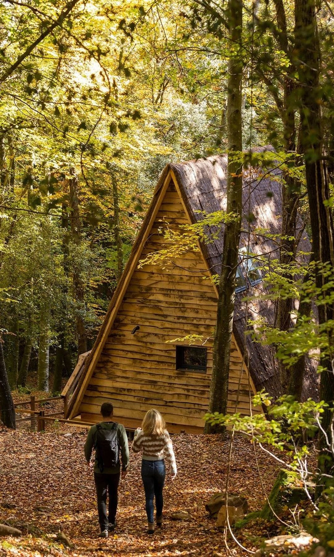 Paseo por Cabanyes entre Valls en Girona. Una cabaña entre los árboles