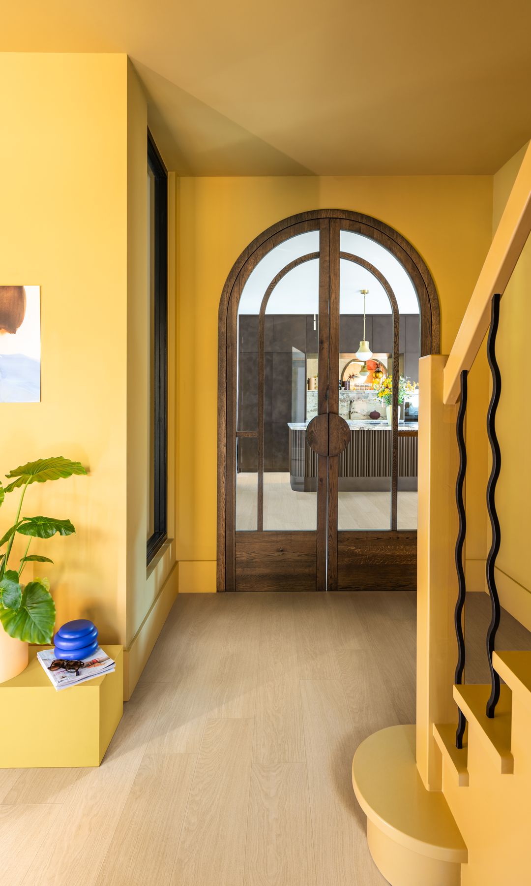Zona de entrada a una casa pintada en color amarillo