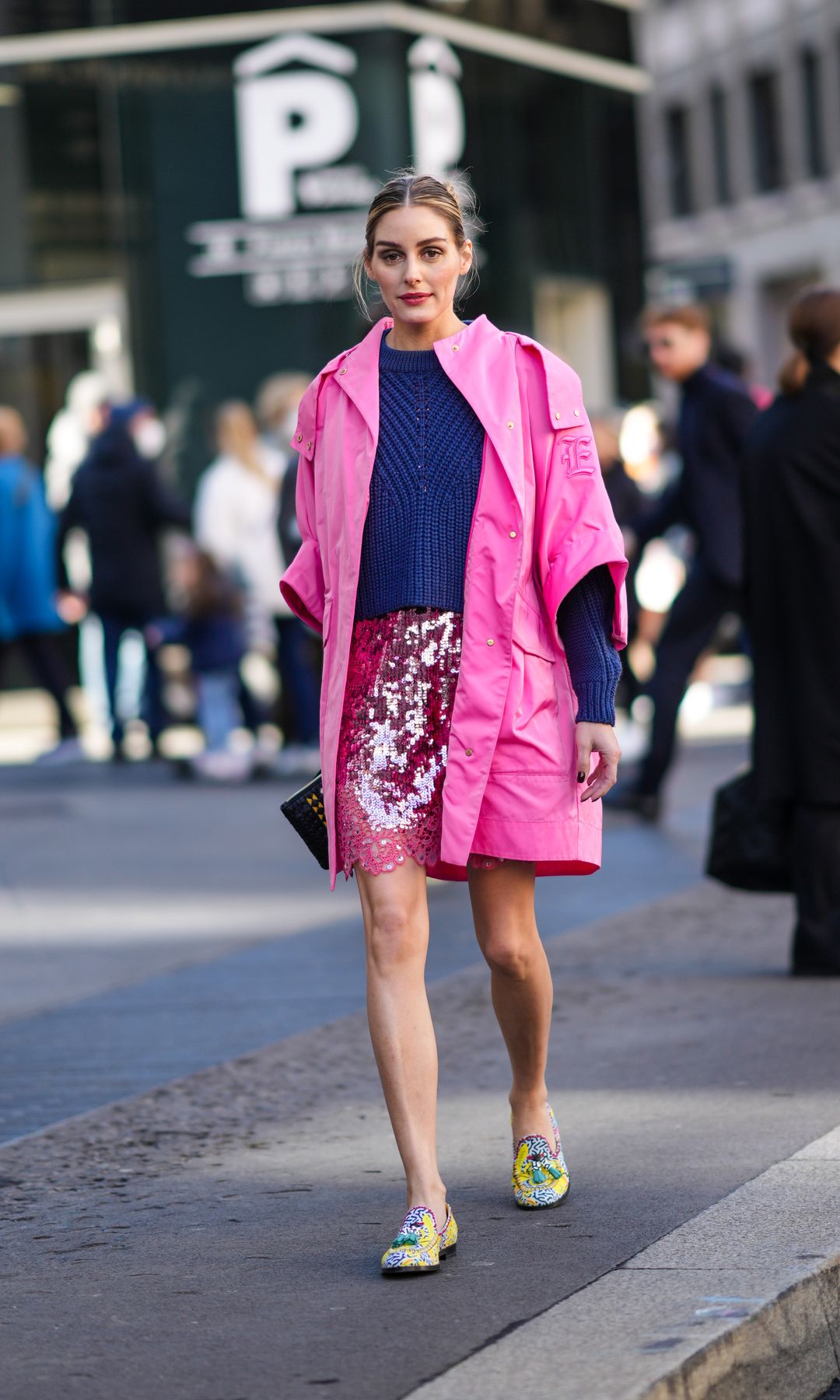 Olivia Palermo con chaqueta rosa, minifalda de lentejuelas y mocasines