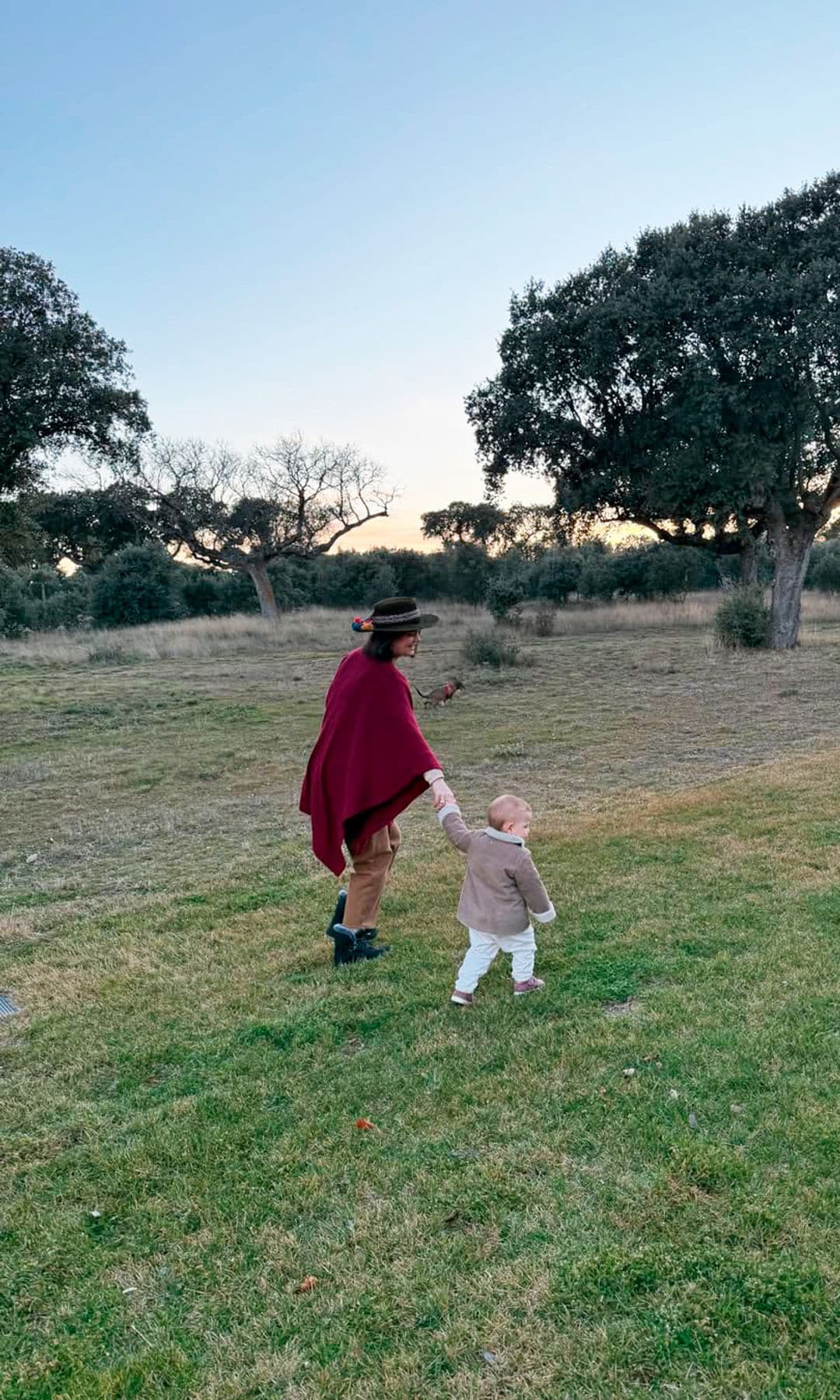 Isabelle Junot con capa y sombrero, junto a su hija en el campo