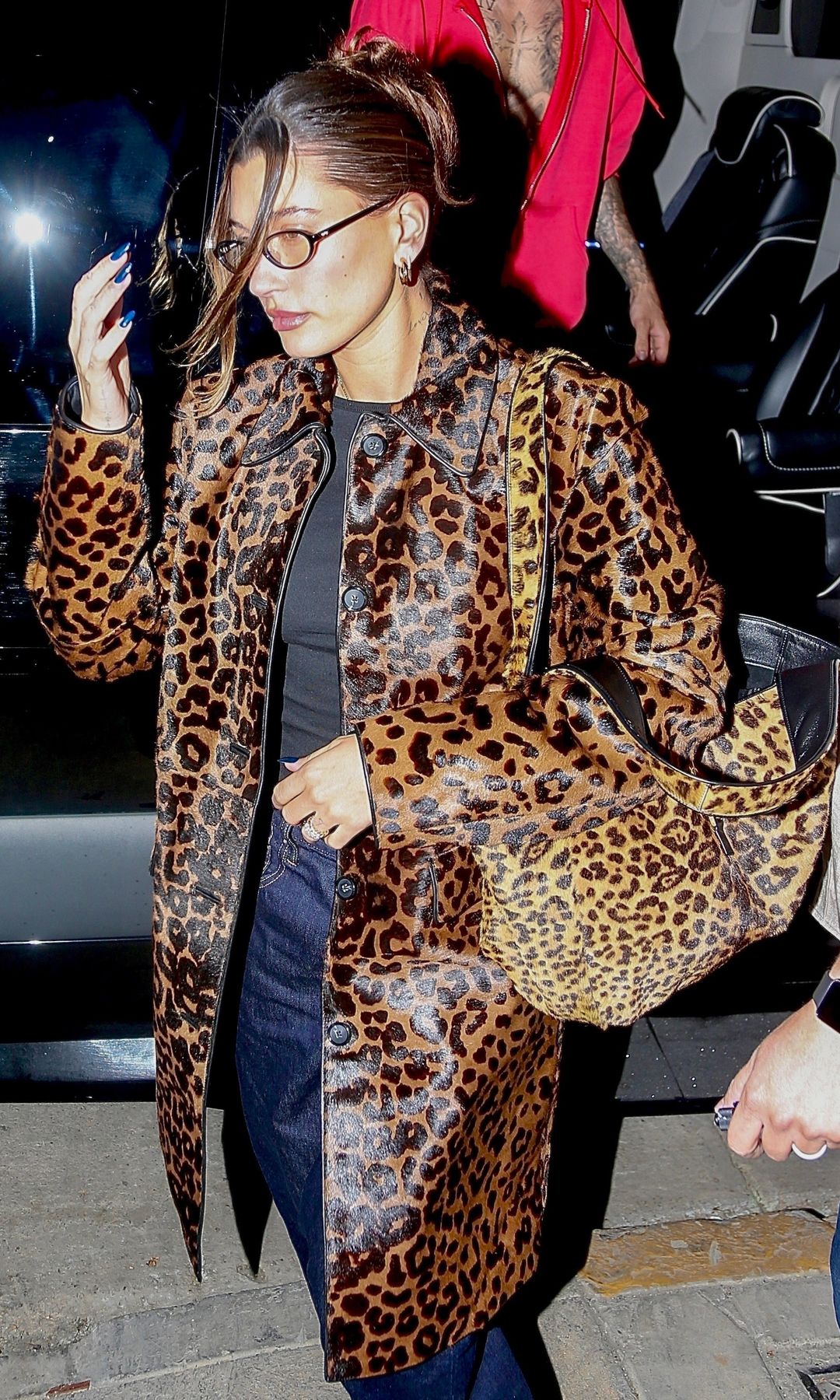 Hailey Bieber combina su abrigo de 'animal print' con más 'animal print' para una salida a la iglesia junto a Justin