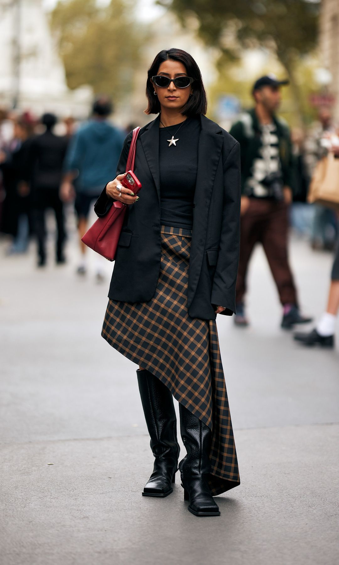 Look de street style con falda de estampado tartán