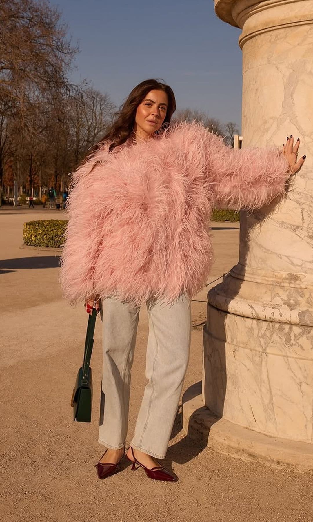 Ale Segura con abrigo de plumas rosa en Paris