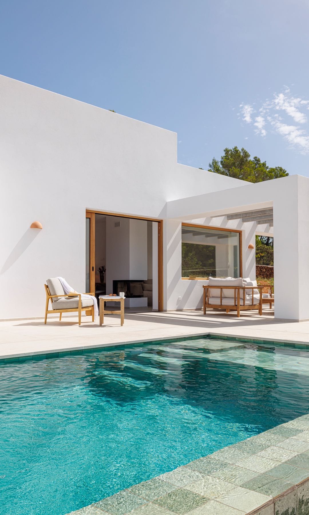 Terraza y piscina de las villas de Can Lluc