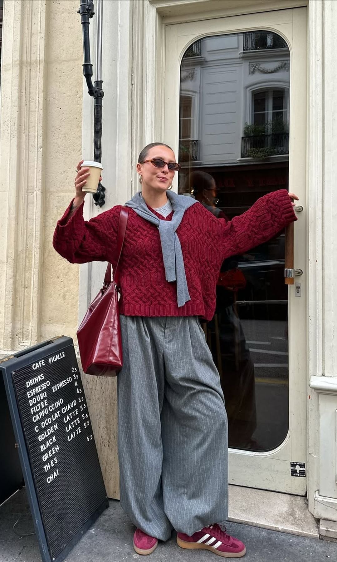 pantalones de sastre con jersey bolso y adidas granates