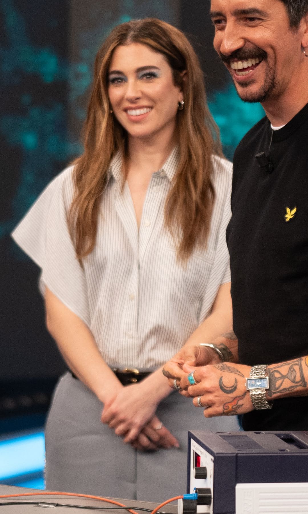 Blanca Suárez en El Hormiguero con camisa a rayas de manga corta