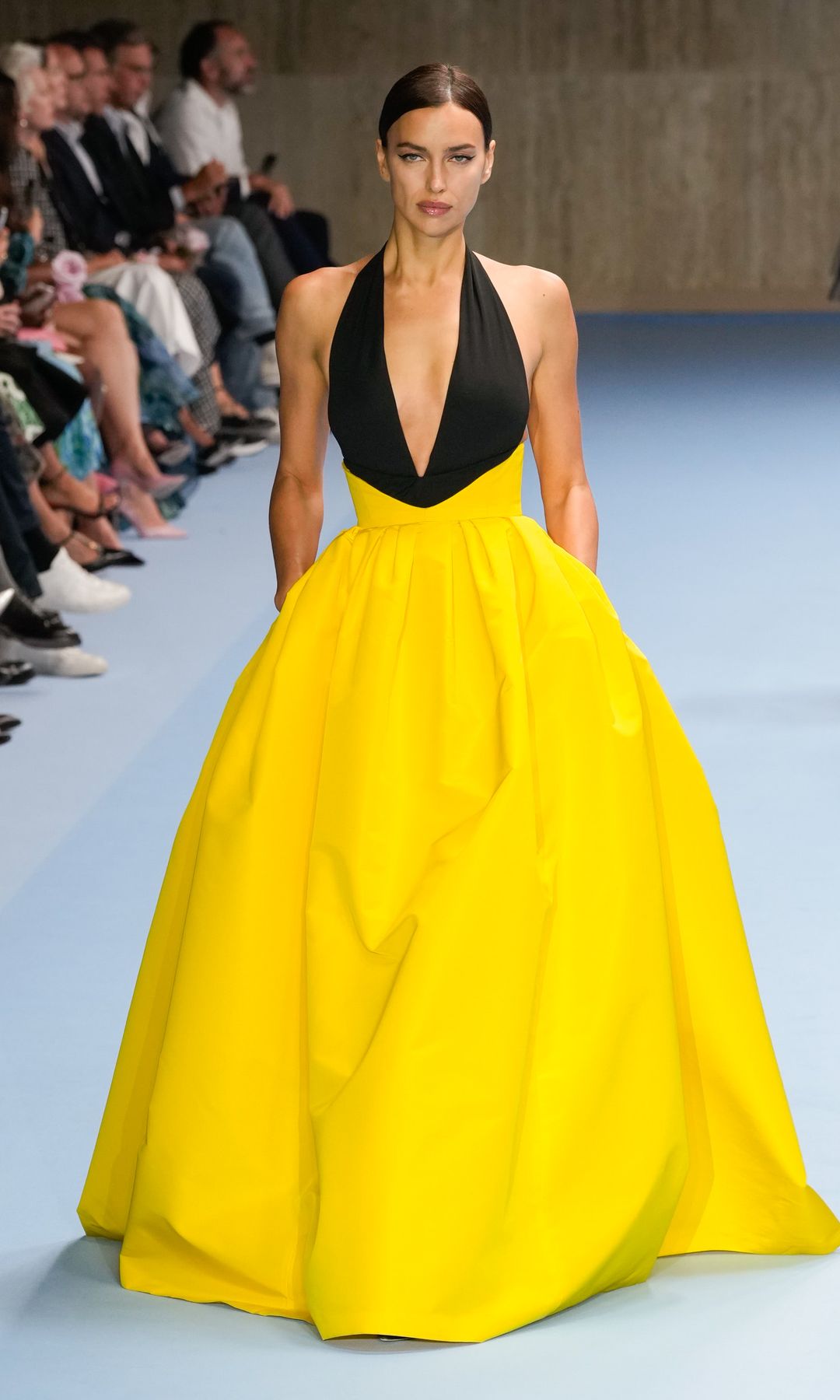 La supermodelo Irina Shayk durante el desfile spring 2025 de Carolina Herrera