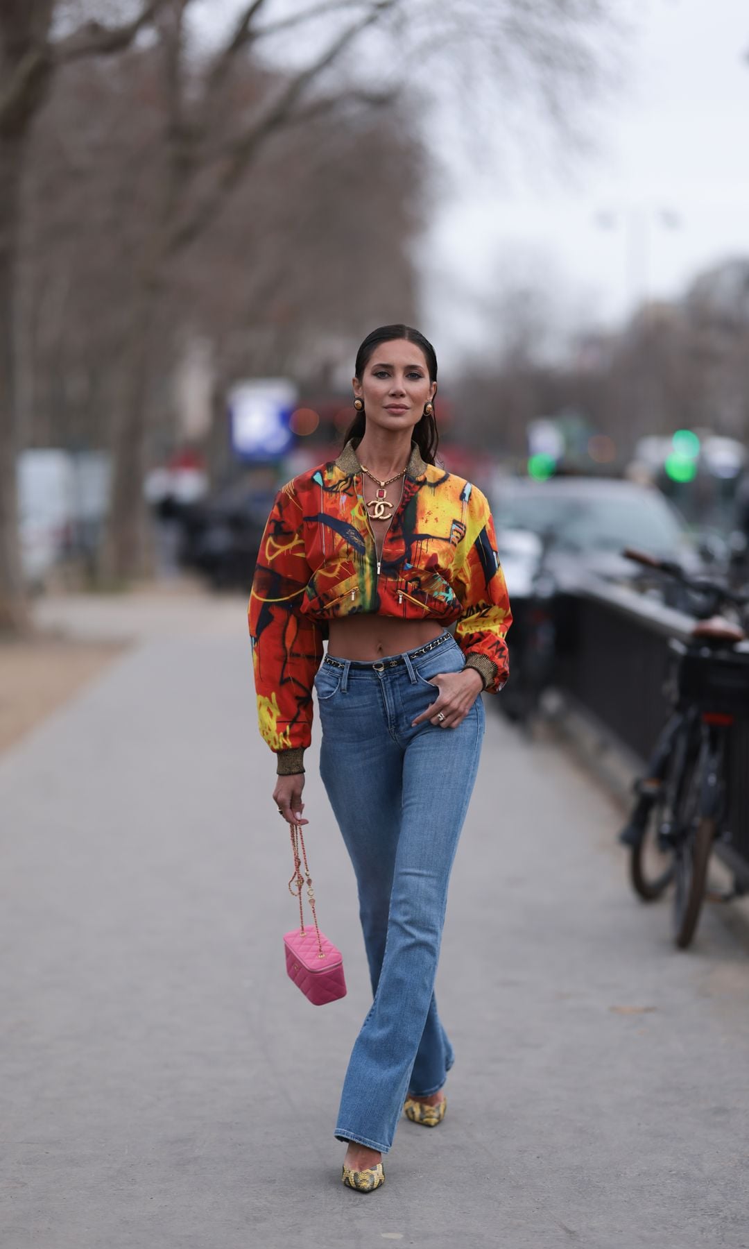 jeans bootcut con chaqueta cropped estampada naranja