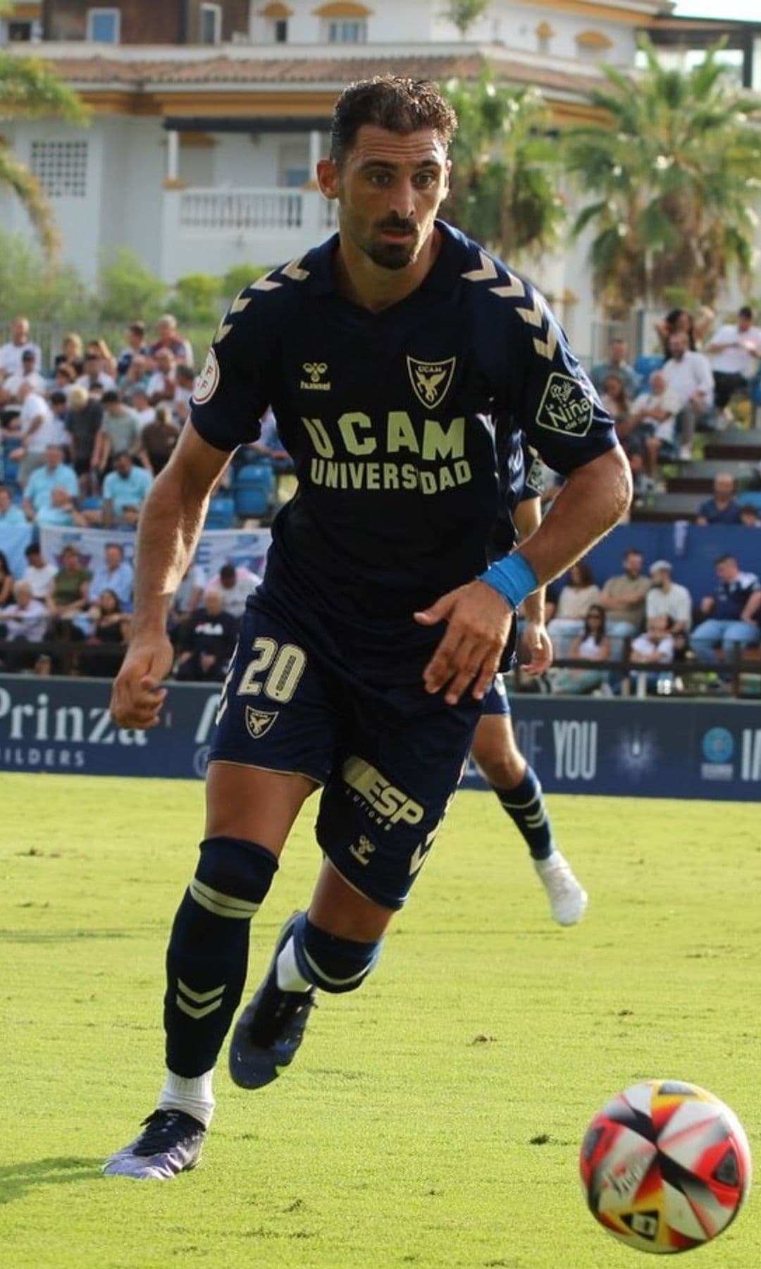 Arturo Rodríguez, jugando al fútbol