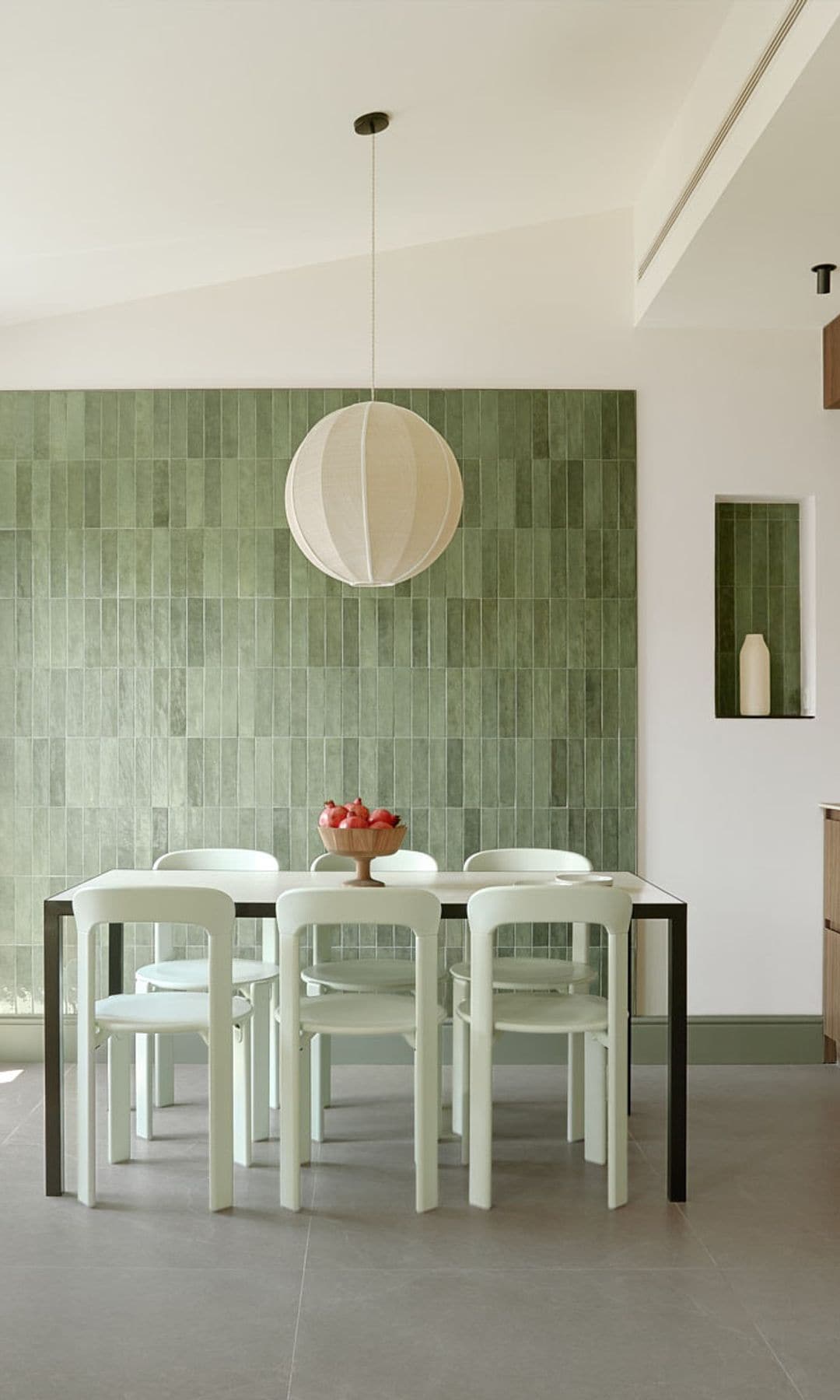 Pared del comedor revestida con azulejos