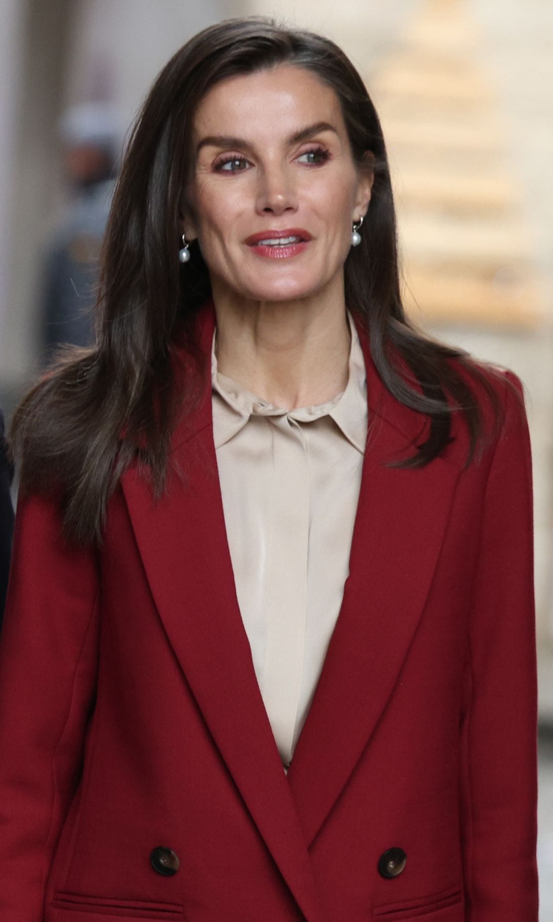 Reina Letizia Cuenca traje rojo