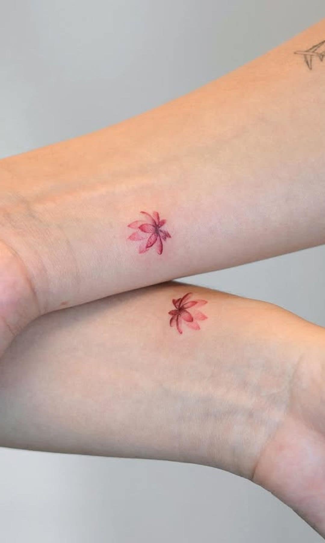 Tatuaje en pareja flor de loto