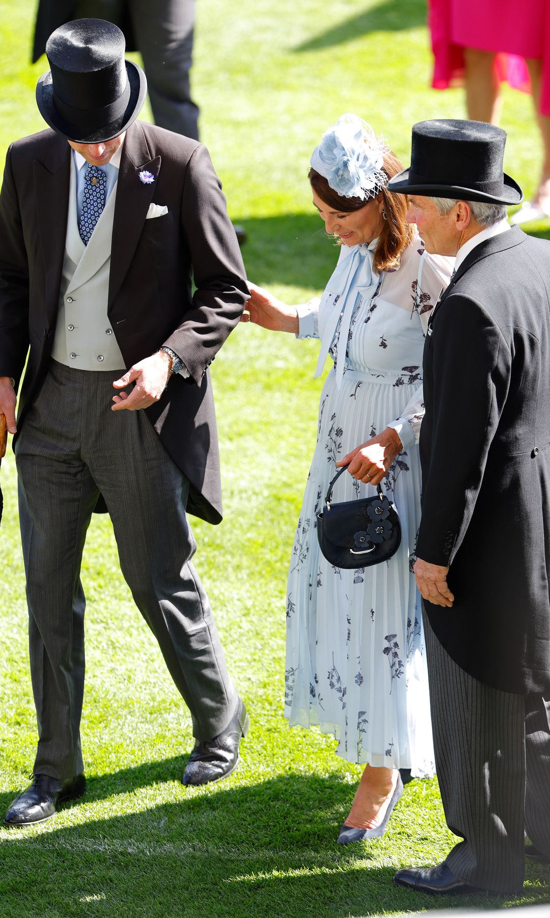 El príncipe de Gales con sus suegros, Michael y Carole Middleton, en Ascot