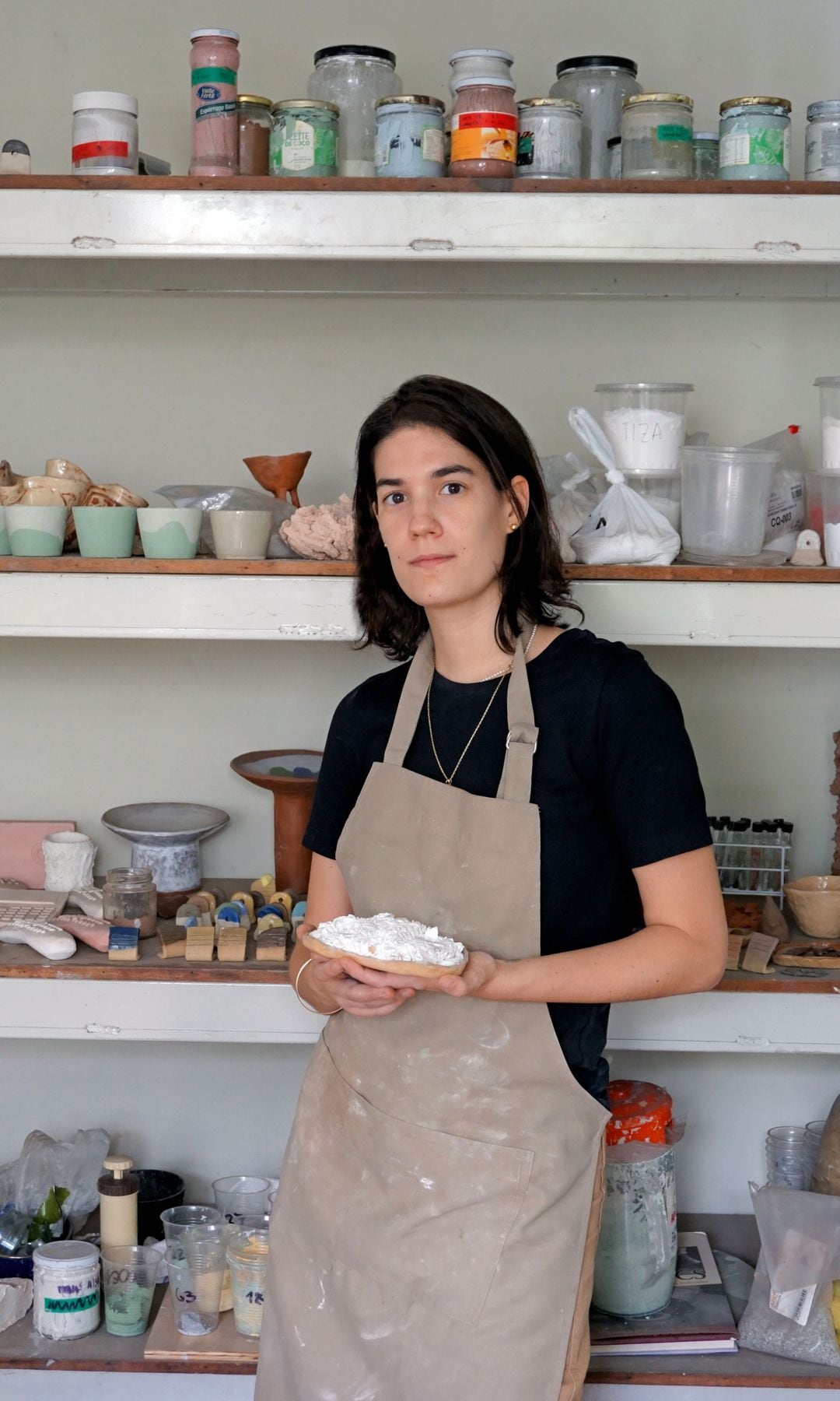 Ana Lucía en su estudio con varias de sus piezas de cerámica          