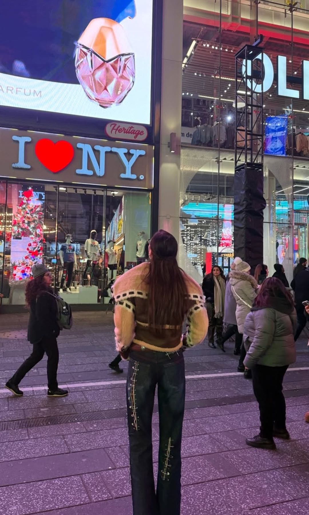 Bella Hadid en Times Square