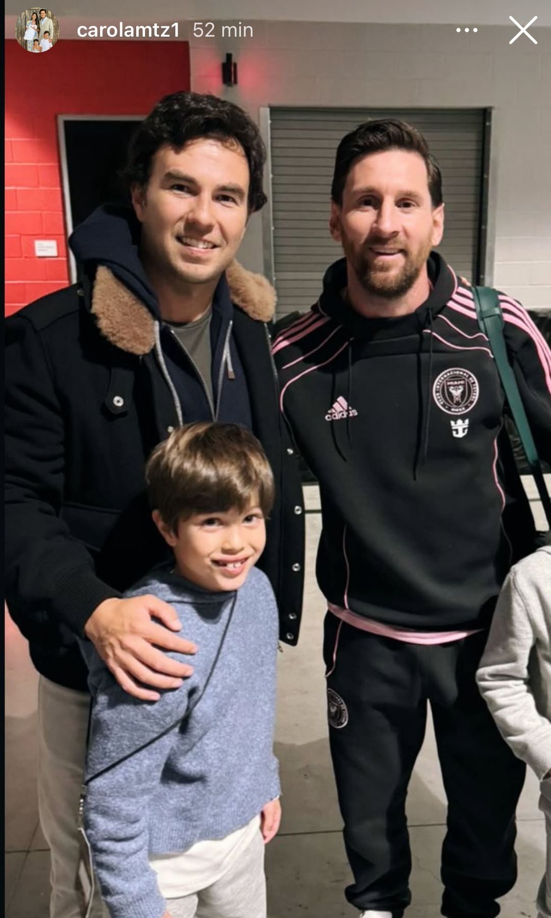 'Checo' Pérez y uno de sus hijos con Lionel Messi