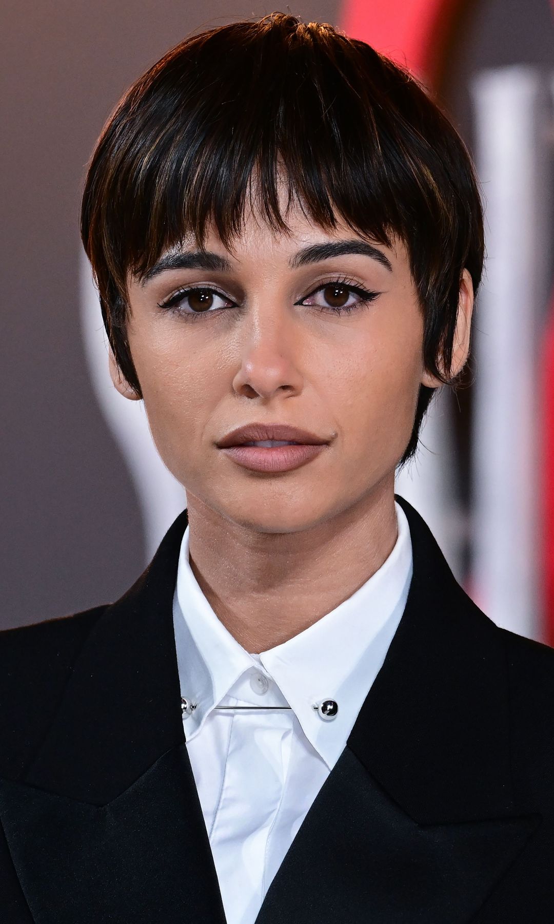 Naomi Scott en el estreno de Smile 2 con su nuevo corte de pelo