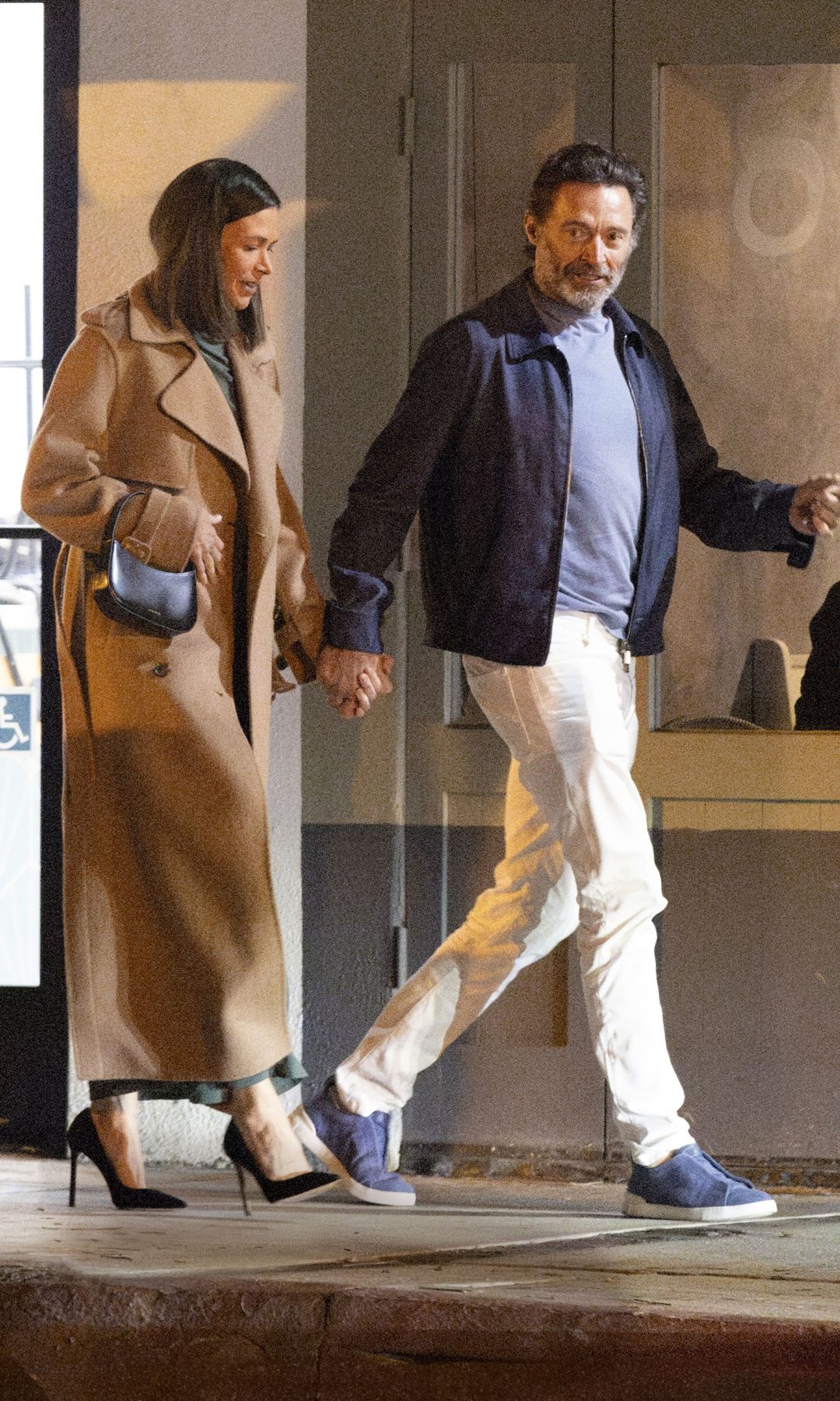 Hugh Jackman paseando con Sutton Foster por las calles de Santa Monica, California