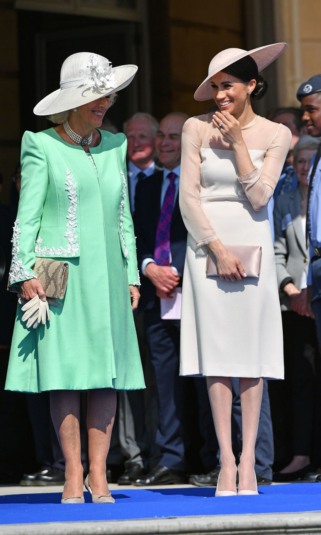 Este fue el primer acto oficial al que acudió Meghan Markle como duquesa de Sussex y corresponde a una de las fiestas en el jardín del Palacio de Buckingham que se ofrecieron con motivo del 70 cumpleaños del entonces príncipe de Gales