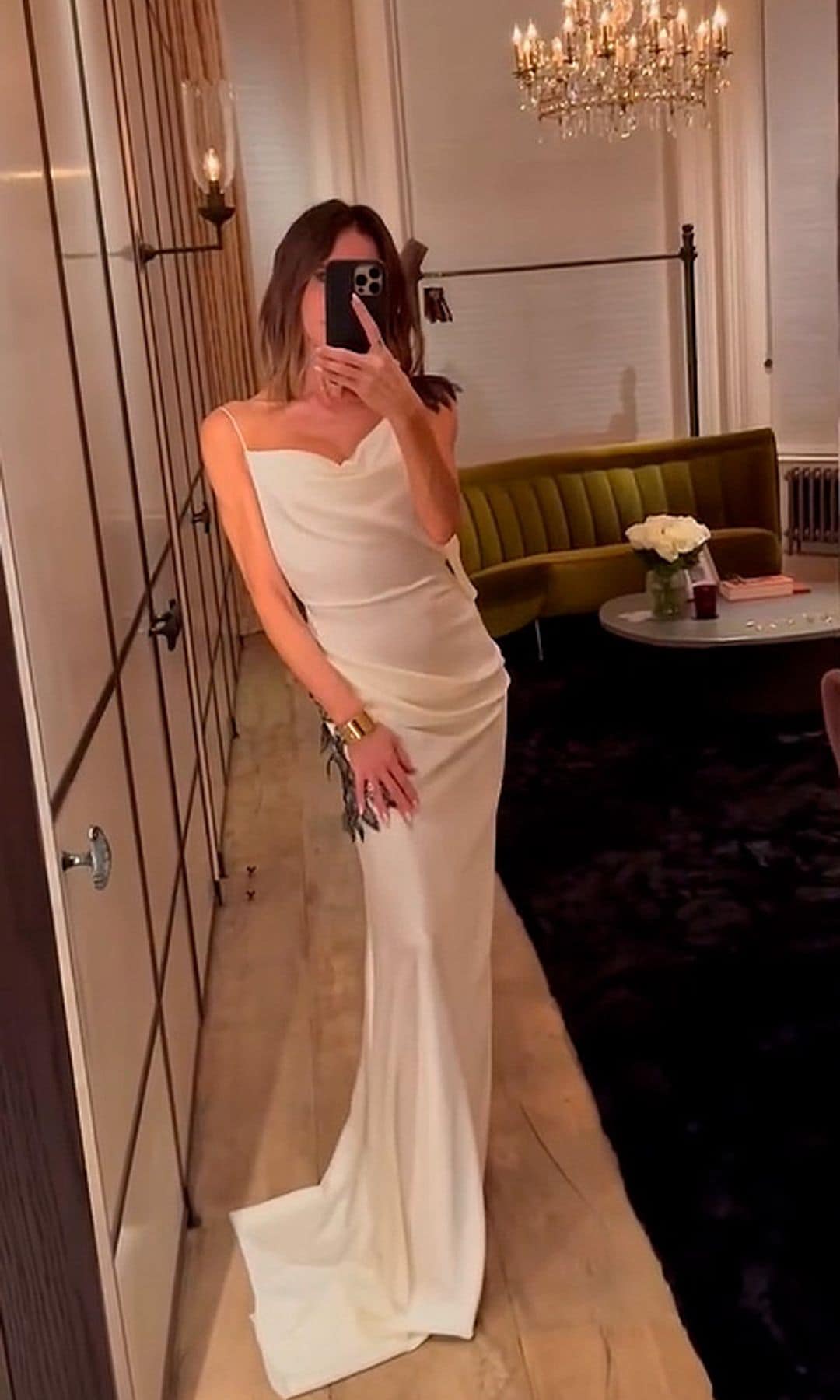 Victoria Beckham con vestido blanco satinado