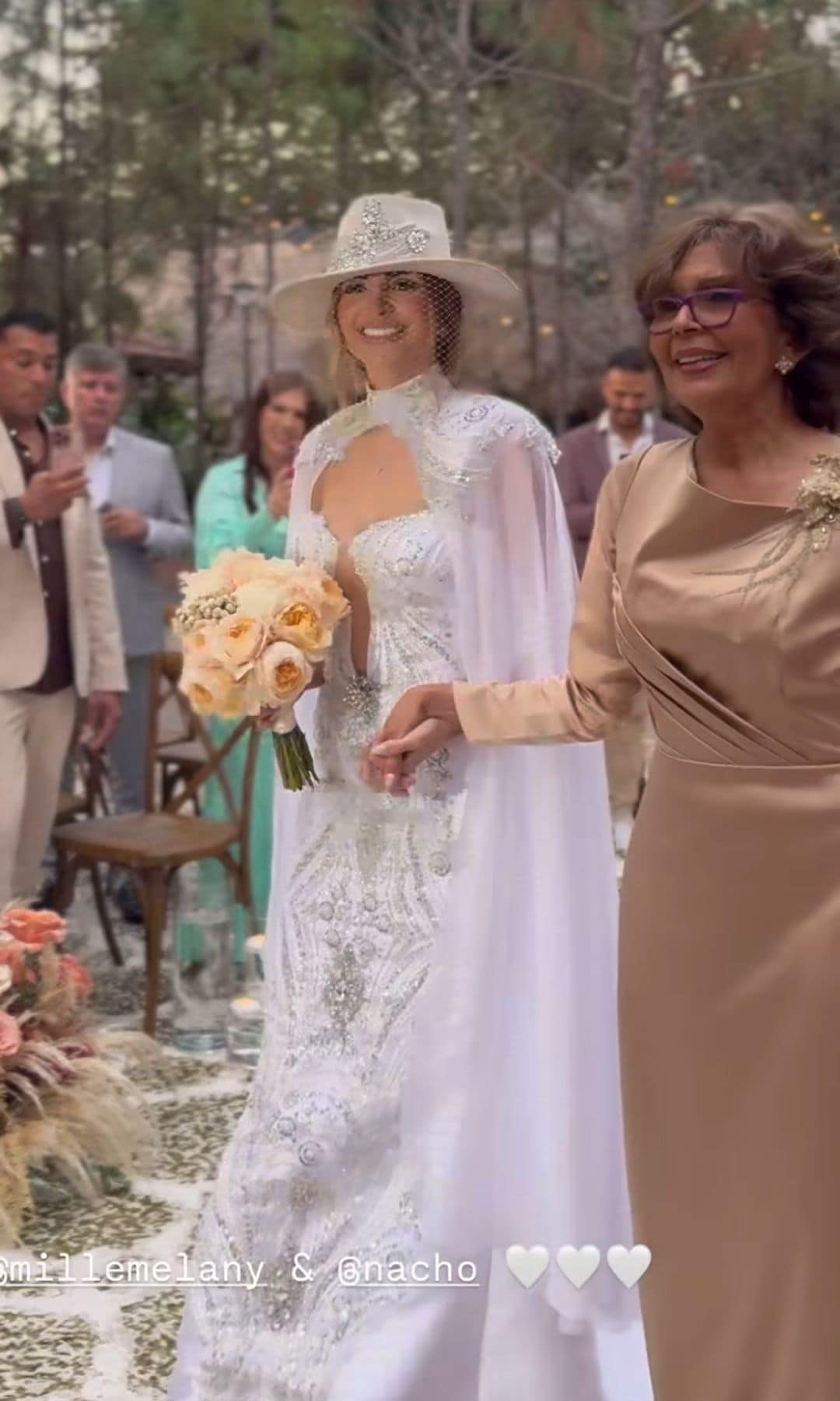 Melany Mille lució un vestido de Giannina Azar para la ceremonia y entró acompañada de su madre