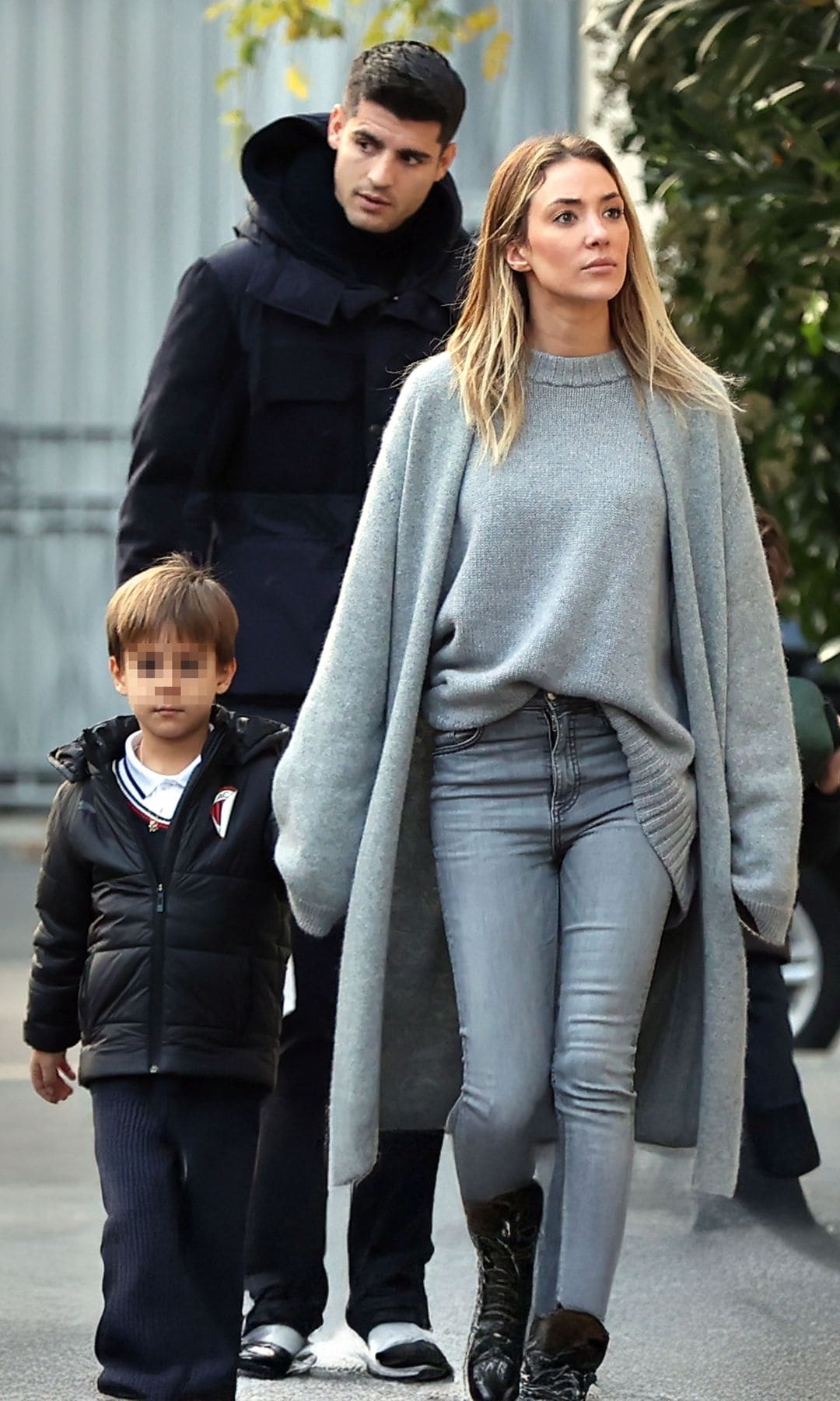 Alice Campello y Álvaro Morata paseando con sus hijos