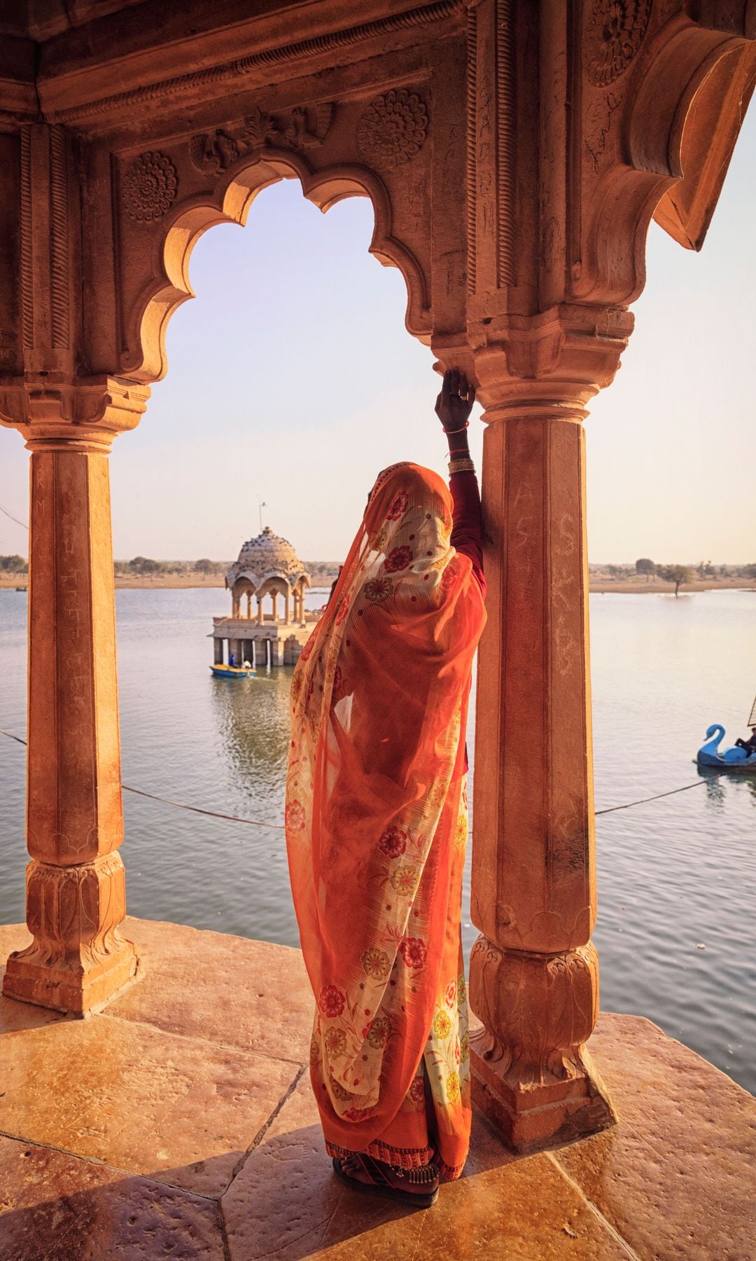 Mujer vestida de modo tradicional en el lago Gadi Sagar India, Rajastán, Jaisalmer, India