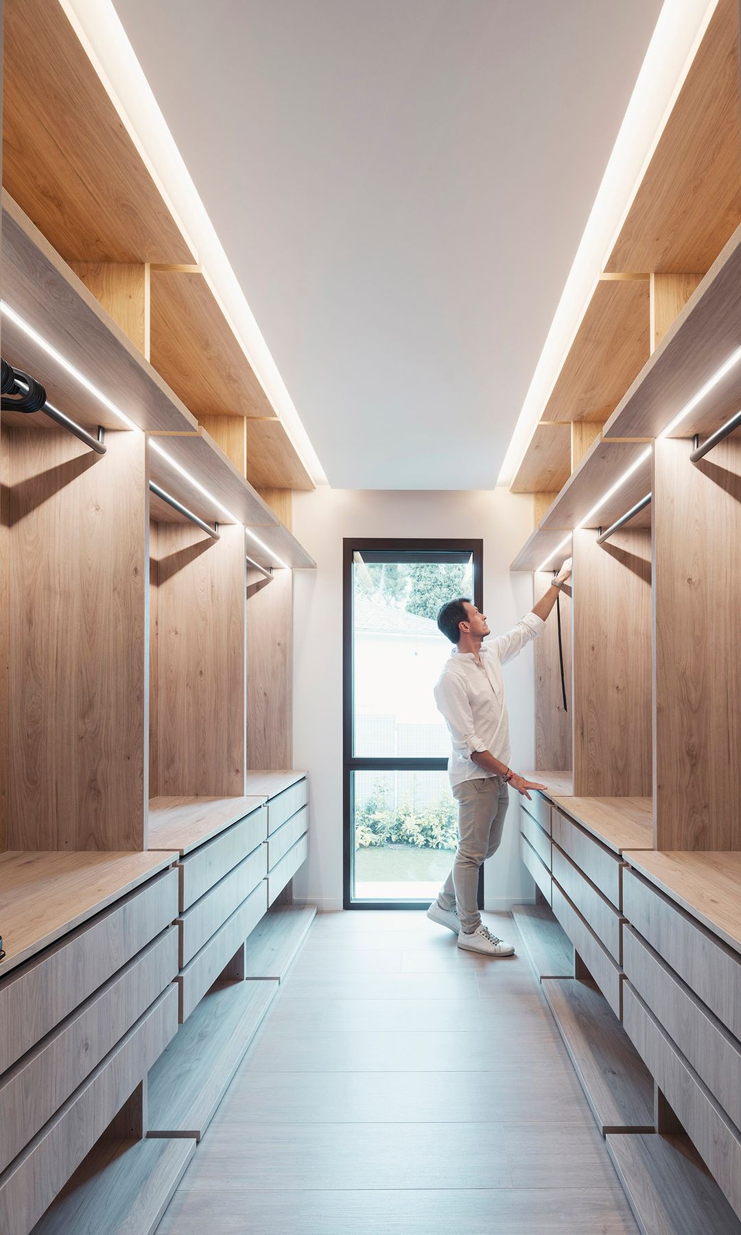 Vestidor de madera con hombre, iluminación retroiluminada