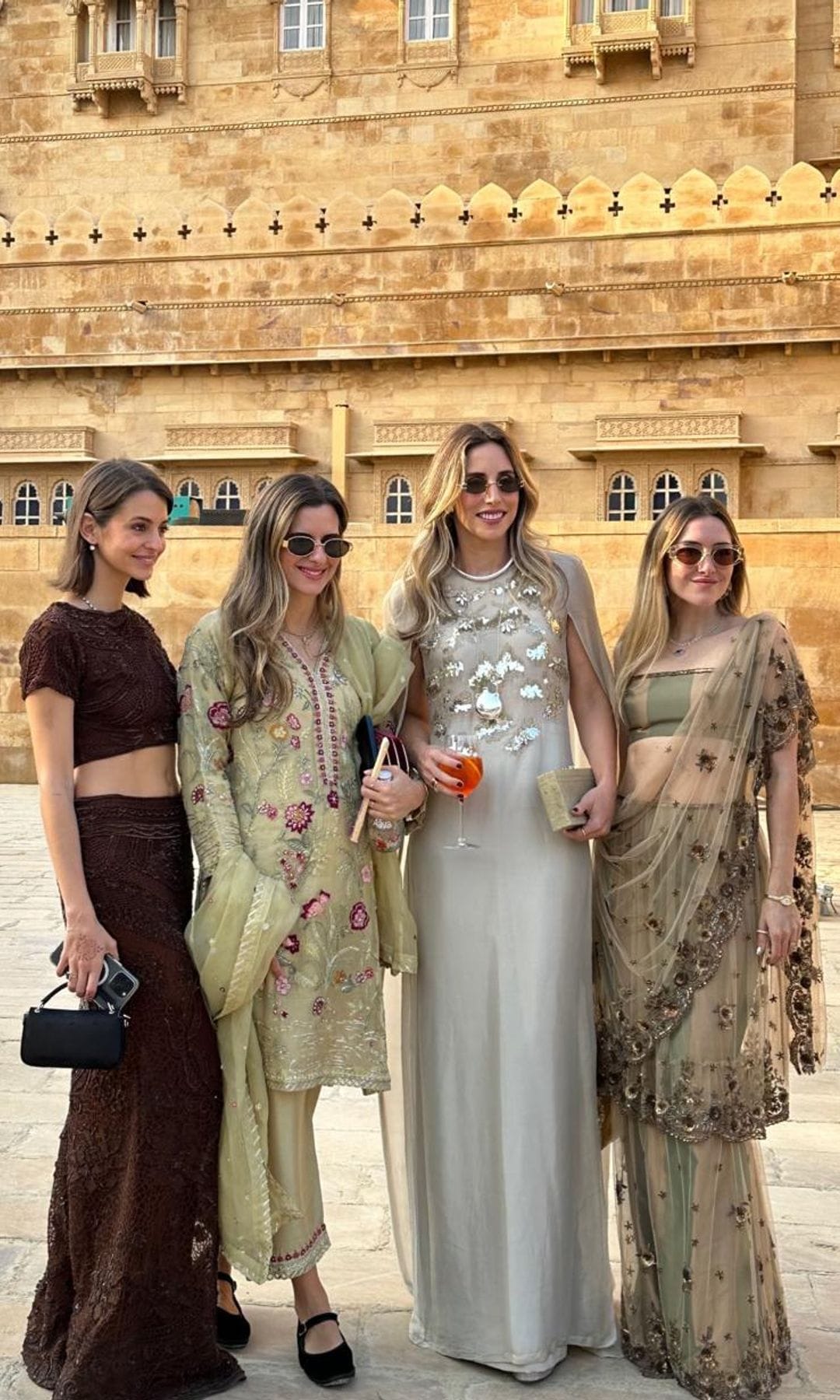 Gabriela Palatchi con sus amigas de boda en la India