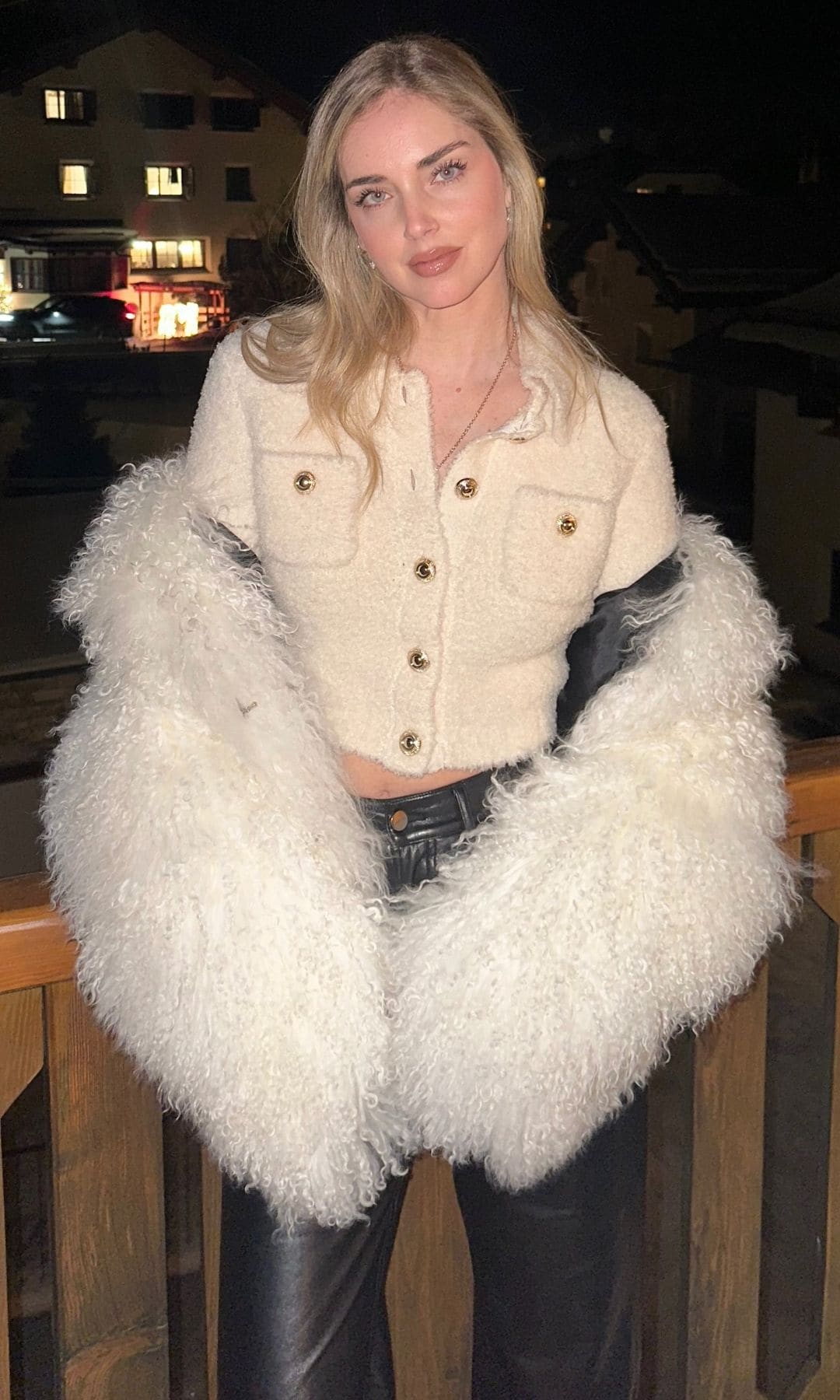 Chiara Ferragni y su look de abrigo de pelo y pantalón 'efecto cuero' perfecto para escapadas a la nieve