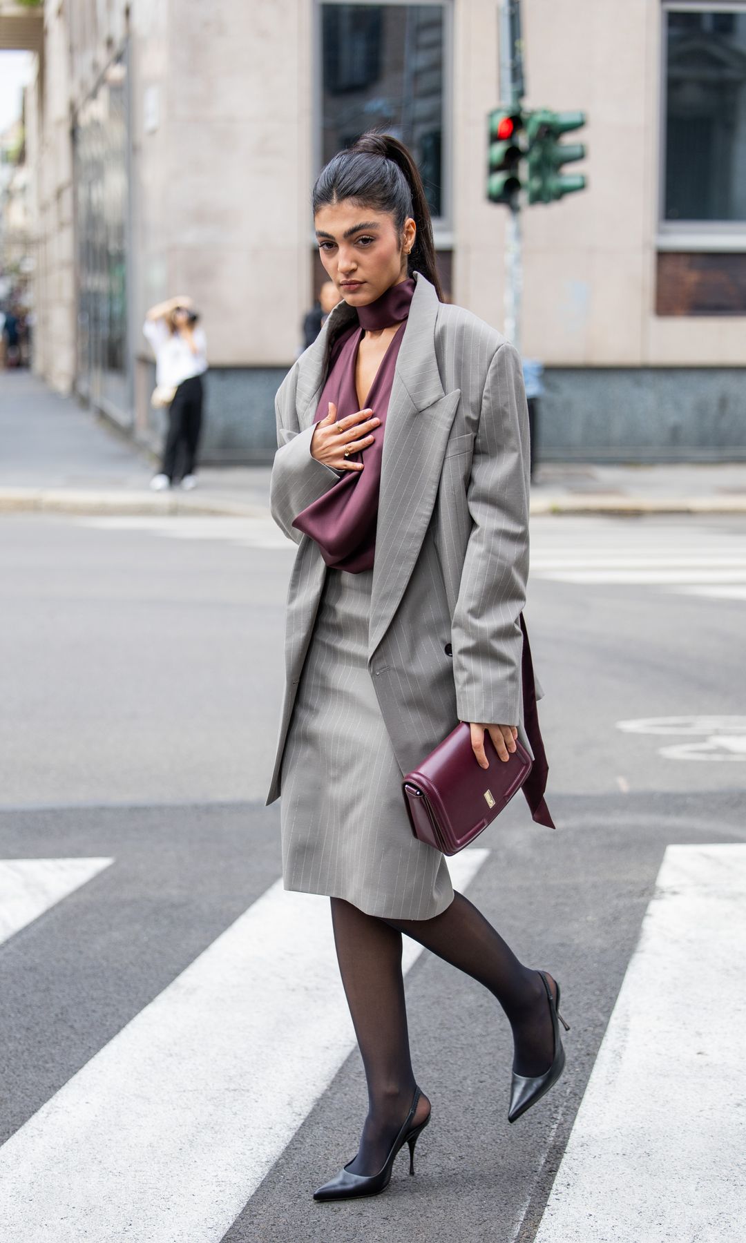 falda de traje, blazer oversize gris y camisa granate